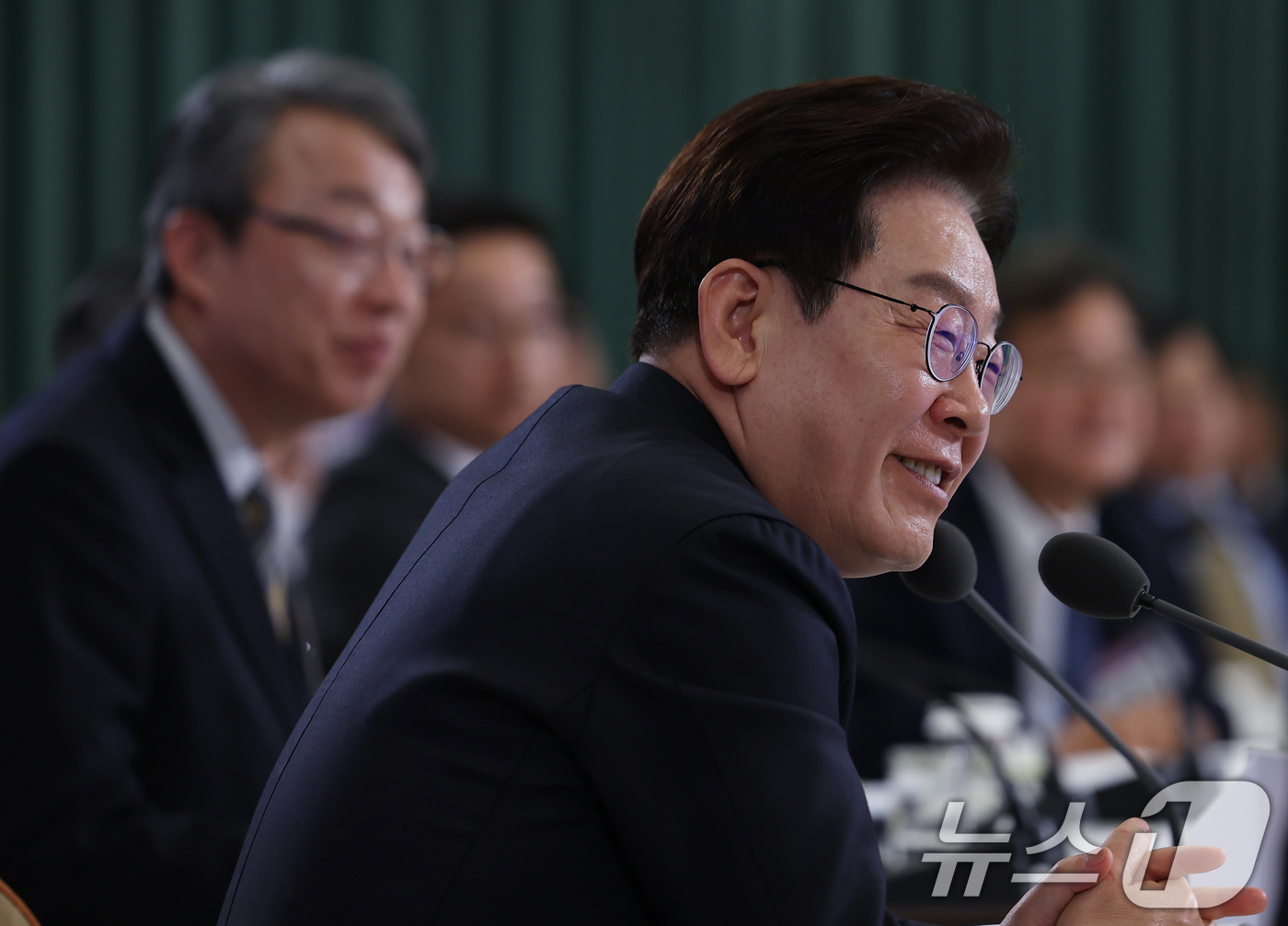 (서울=뉴스1) 이재명 기자 = 이재명 대통령이 9일 청와대에서 열린 국민경제자문회의 제1차 전체회의에서 참석자들의 발언을 듣고 있다. (청와대통신사진기자단) 2026.4.9/뉴스 …