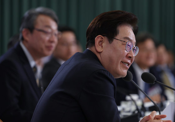 참석자 발언 경청하는 이재명 대통령