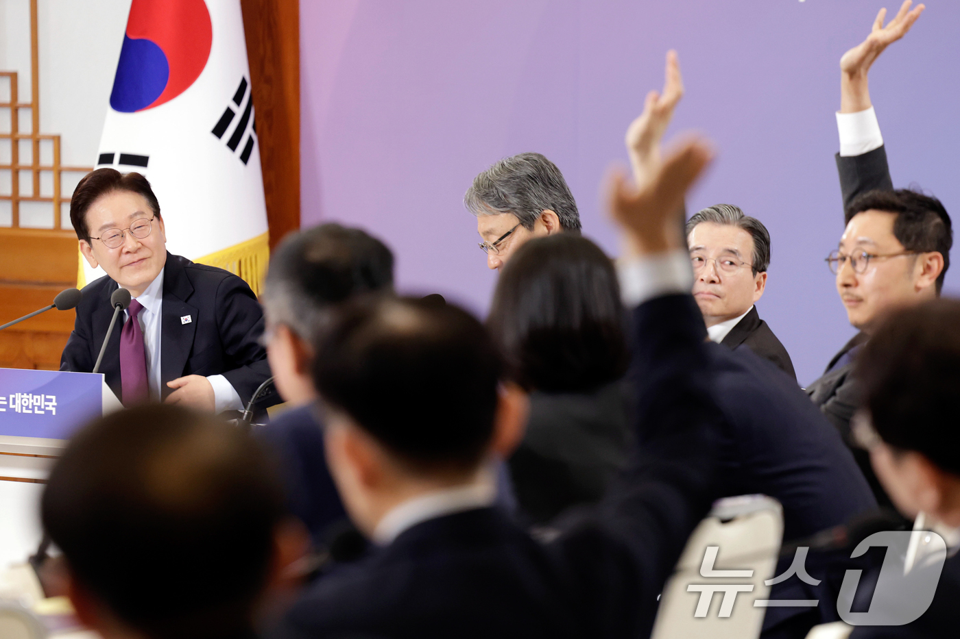 (서울=뉴스1) 허경 기자 = 이재명 대통령이 9일 청와대에서 열린 국민경제자문회의 제1차 전체 회의에서 발언권을 요청하는 참석자들을 바라보고 있다. (청와대통신사진기자단)