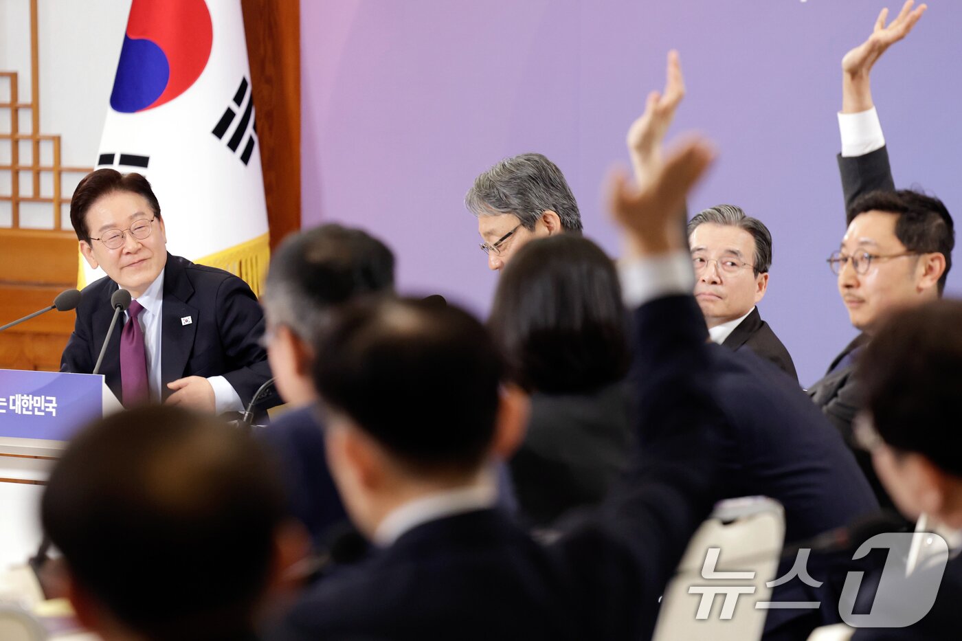 본문 이미지 - 이재명 대통령이 9일 청와대에서 열린 국민경제자문회의 제1차 전체 회의에서 발언권을 요청하는 참석자들을 바라보고 있다. (청와대통신사진기자단) ⓒ 뉴스1 허경 기자