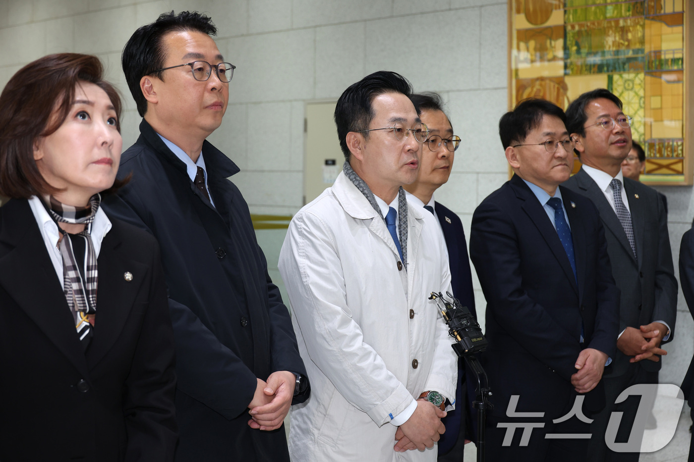 (수원=뉴스1) 국회사진기자단 = 국회 '윤석열 정권 정치검찰 조작기소 의혹 사건 진상규명 국정조사특별위원회'가 '연어 술 파티' 의혹 검증을 위해 9일 경기 수원지검을 현장 방문 …