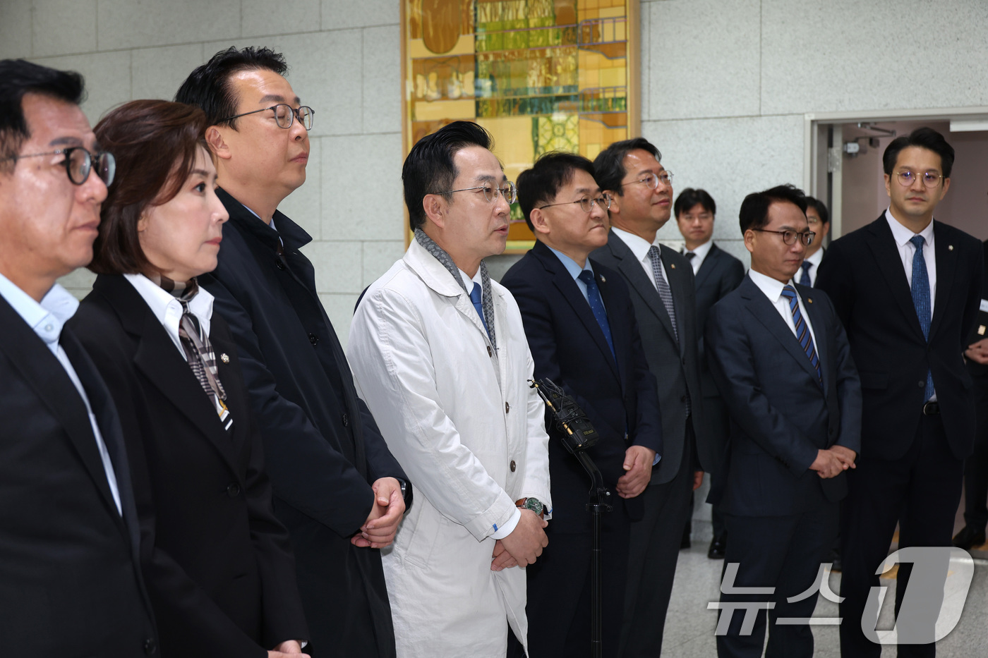 (수원=뉴스1) 국회사진기자단 = 국회 '윤석열 정권 정치검찰 조작기소 의혹 사건 진상규명 국정조사특별위원회'가 '연어 술 파티' 의혹 검증을 위해 9일 경기 수원지검을 현장 방문 …