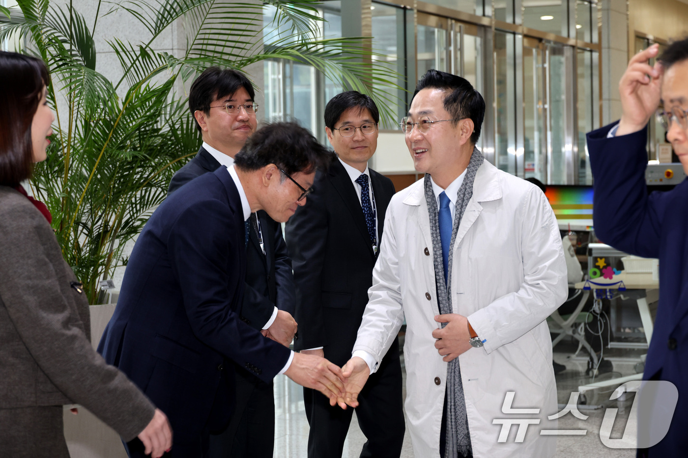 (수원=뉴스1) 국회사진기자단 = 국회 '윤석열 정권 정치검찰 조작기소 의혹 사건 진상규명 국정조사특별위원회'가 '연어 술 파티' 의혹 검증을 위해 9일 경기 수원지검을 현장 방문 …