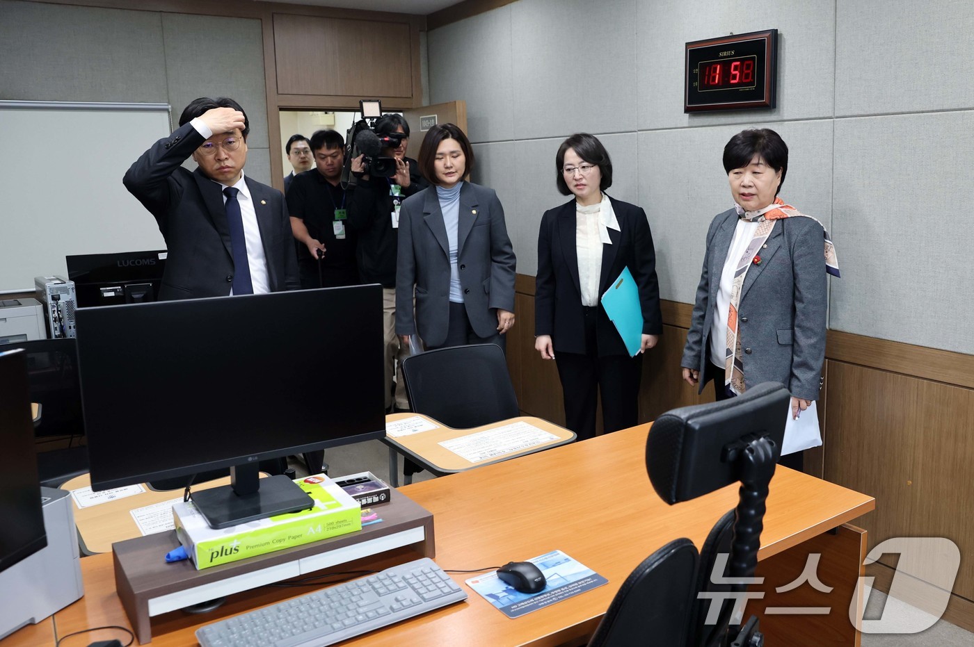 (서울=뉴스1) 국회사진기자단 = 서영교 위원장을 비롯한 국회 윤석열 정권 정치검찰 조작기소 의혹 진상규명을 위한 국정조사 특별위원회 위원들이 9일 서울 서초구 서울중앙지검에 대한 …