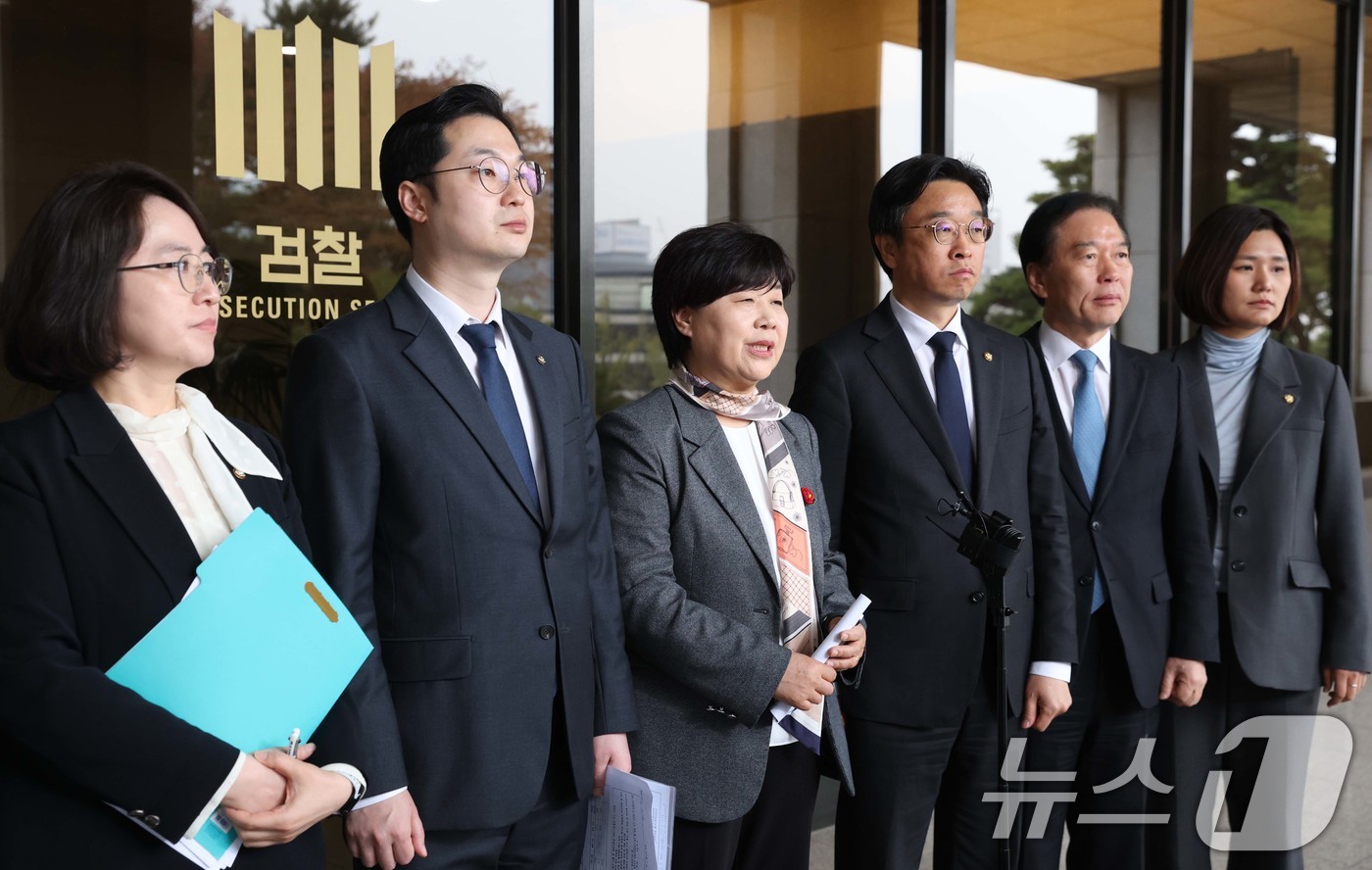 (서울=뉴스1) 국회사진기자단 = 서영교 위원장을 비롯한 국회 윤석열 정권 정치검찰 조작기소 의혹 진상규명을 위한 국정조사 특별위원회 위원들이 9일 서울 서초구 서울중앙지검에 대한 …