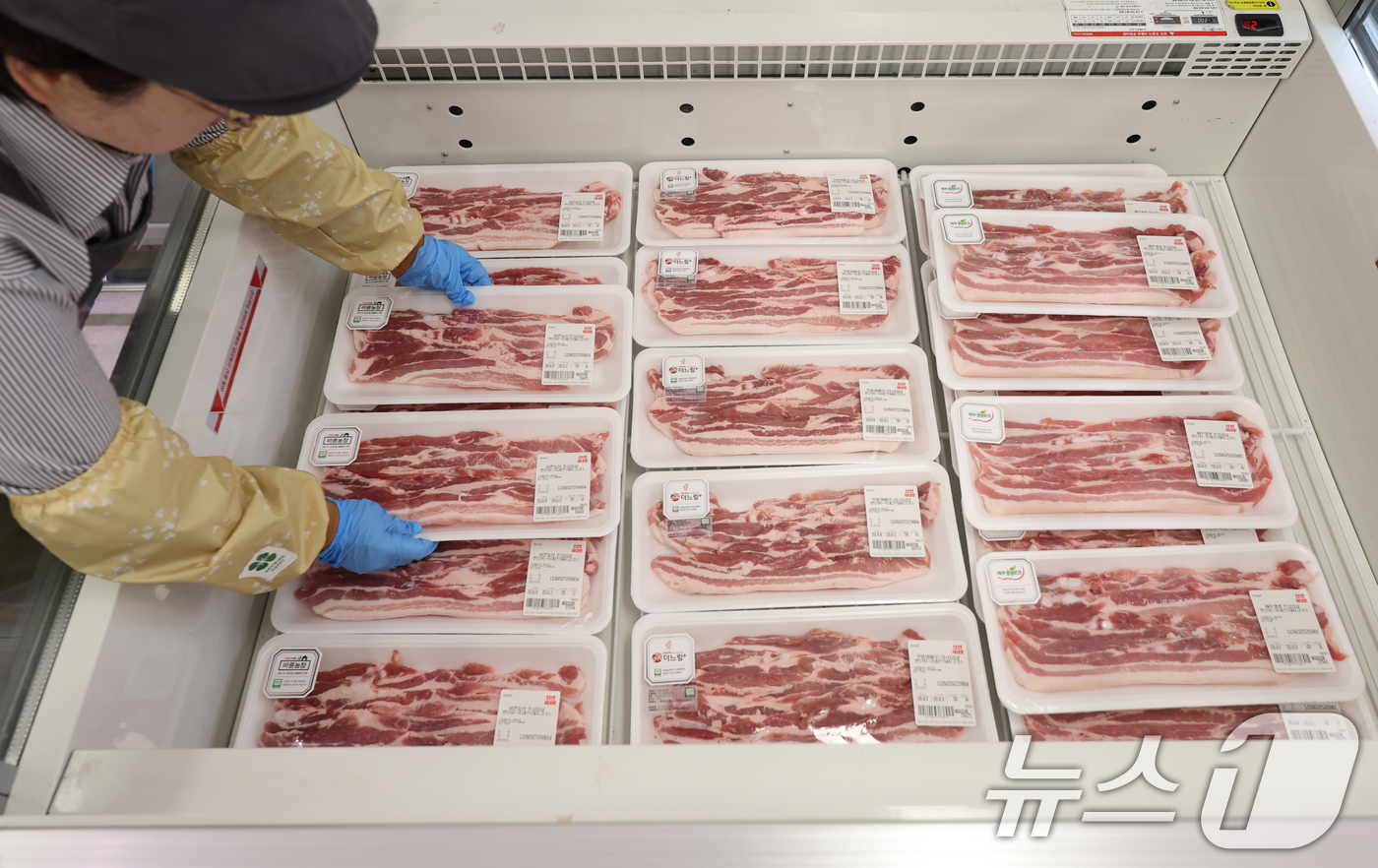 (서울=뉴스1) 안은나 기자 = 9일 서울 시내 대형마트에서 직원이 삼겹살을 진열하고 있다.중동 전쟁 여파로 올해 물가 상승률이 3%를 넘을 가능성이 있다는 관측이 나오는 가운데 …