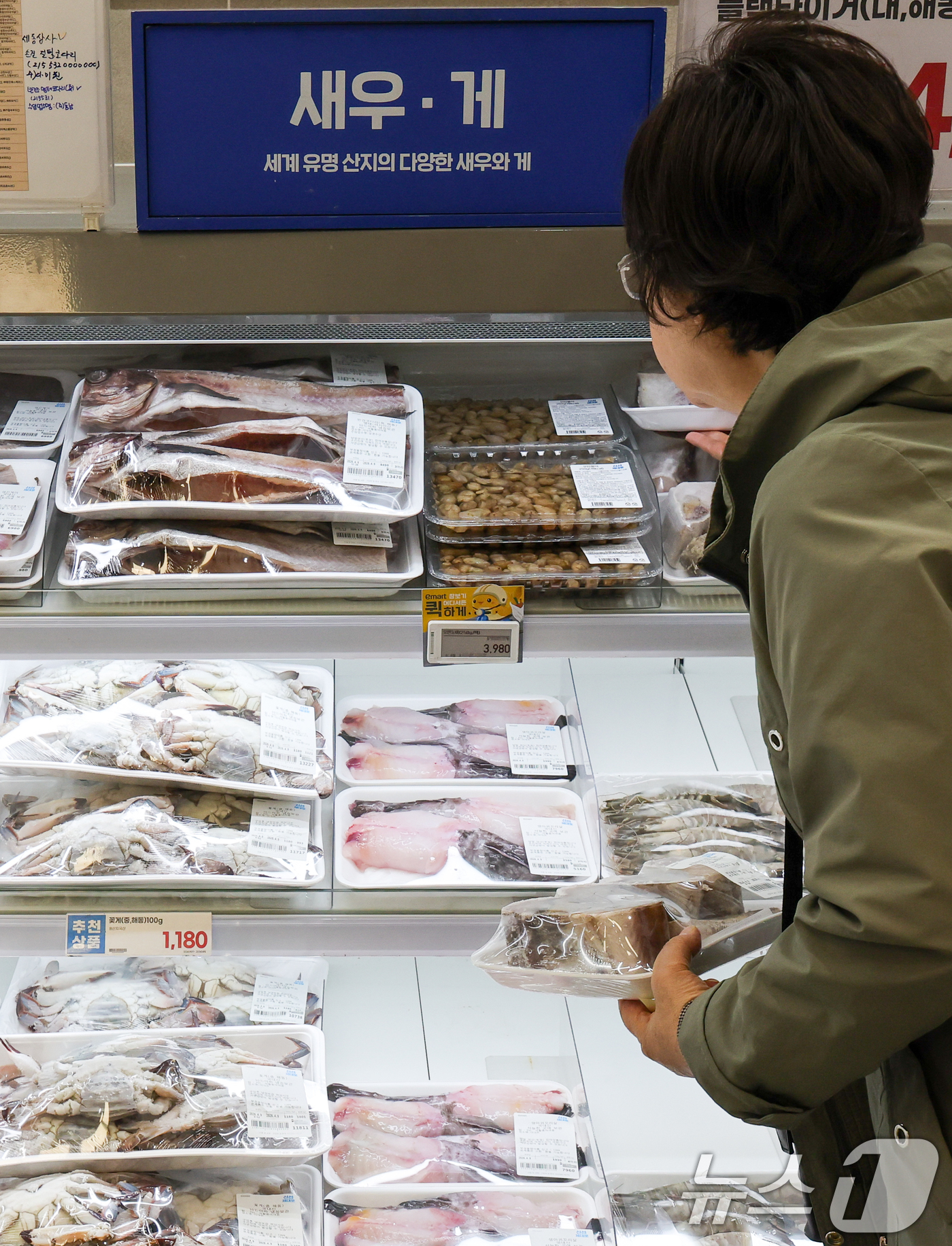(서울=뉴스1) 안은나 기자 = 정부가 민생물가 특별관리 관계장관 TF를 열고 물가 안정 대책을 발표한 9일 서울 시내 대형마트에서 고객이 코다리와 동태를 고르고 있다.정부는 명태 …