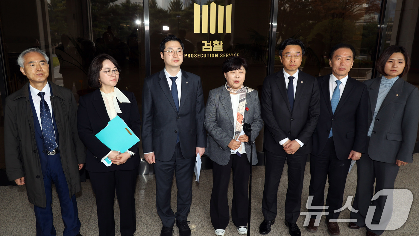 (서울=뉴스1) 국회사진기자단 = 서영교 위원장을 비롯한 국회 윤석열 정권 정치검찰 조작기소 의혹 진상규명을 위한 국정조사 특별위원회 위원들이 9일 서울 서초구 서울중앙지검에 대한 …
