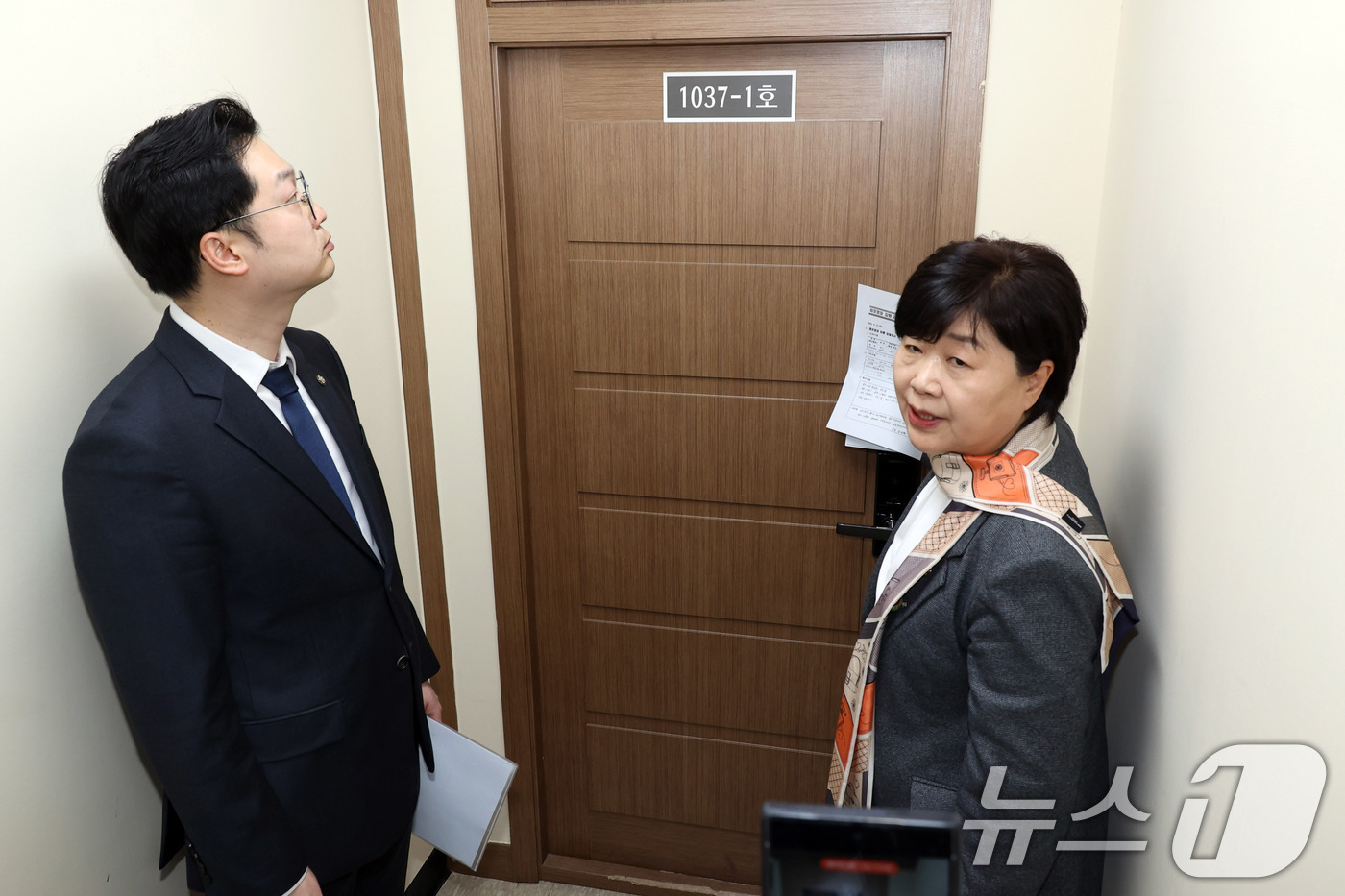 (서울=뉴스1) 국회사진기자단 = 서영교 위원장을 비롯한 국회 윤석열 정권 정치검찰 조작기소 의혹 진상규명을 위한 국정조사 특별위원회 위원들이 9일 서울 서초구 서울중앙지검에 대한 …