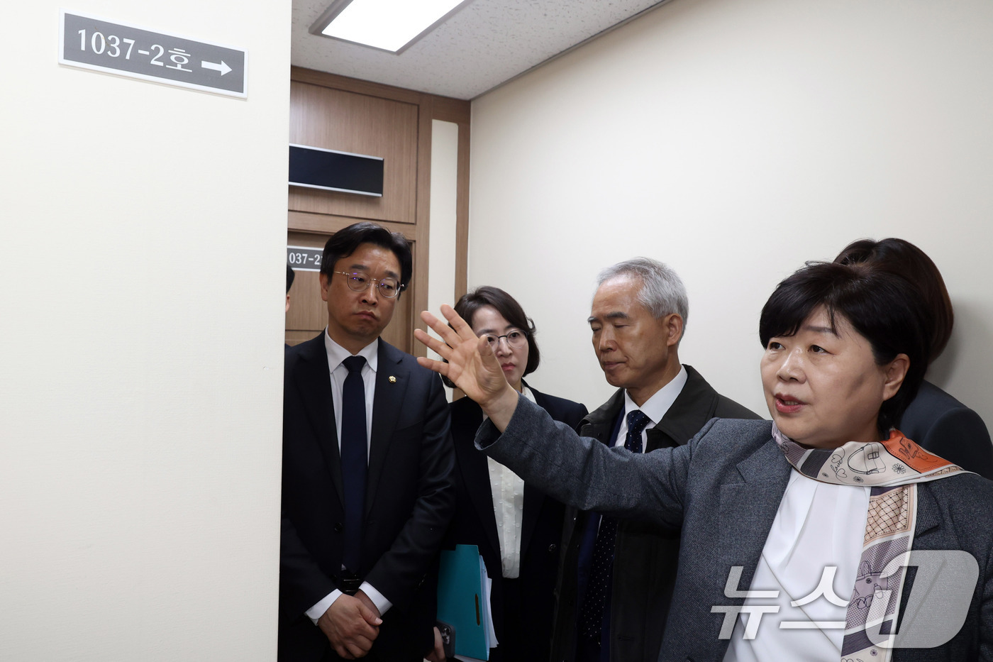 (서울=뉴스1) 국회사진기자단 = 서영교 위원장을 비롯한 국회 윤석열 정권 정치검찰 조작기소 의혹 진상규명을 위한 국정조사 특별위원회 위원들이 9일 서울 서초구 서울중앙지검에 대한 …