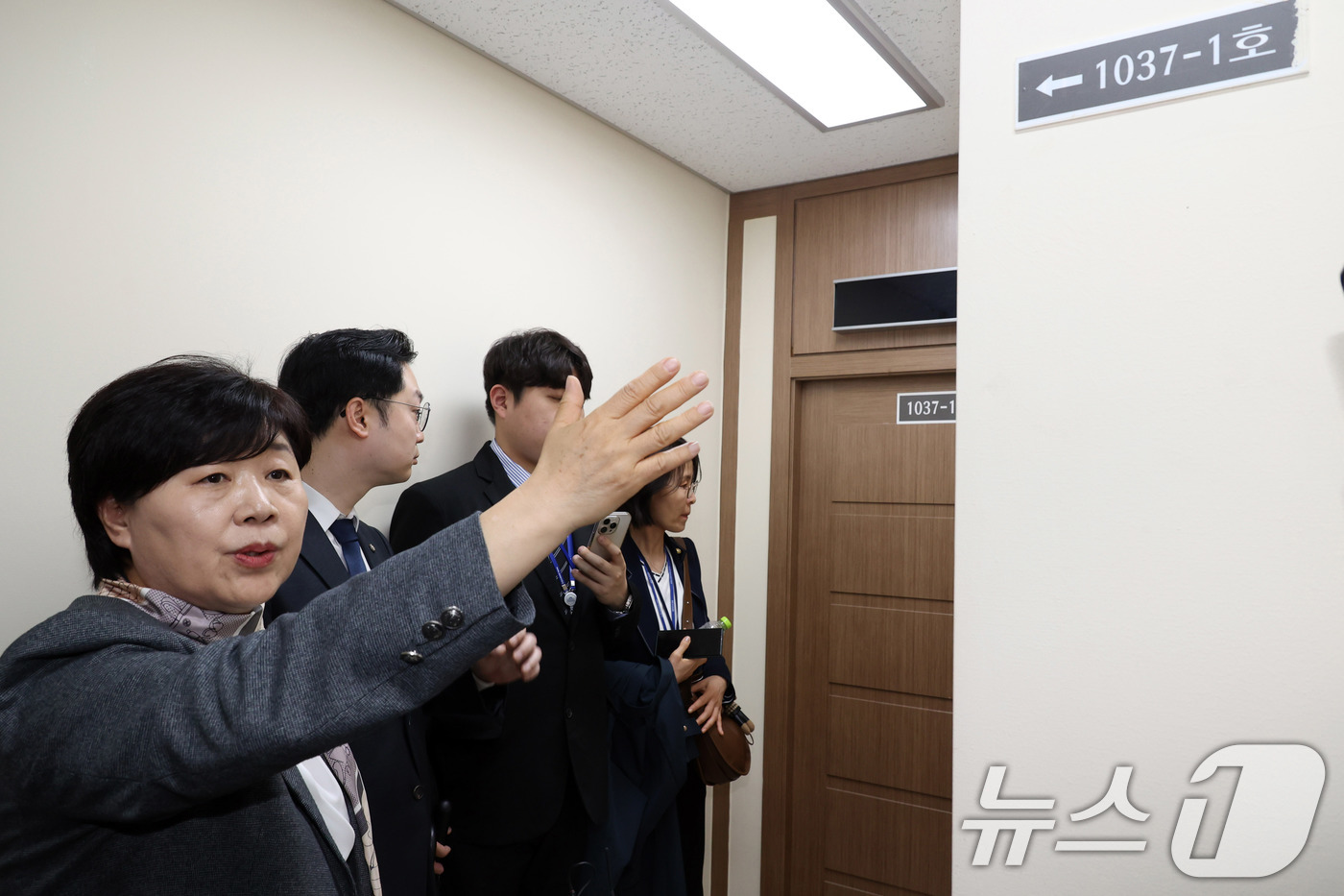 (서울=뉴스1) 국회사진기자단 = 서영교 위원장을 비롯한 국회 윤석열 정권 정치검찰 조작기소 의혹 진상규명을 위한 국정조사 특별위원회 위원들이 9일 서울 서초구 서울중앙지검에 대한 …