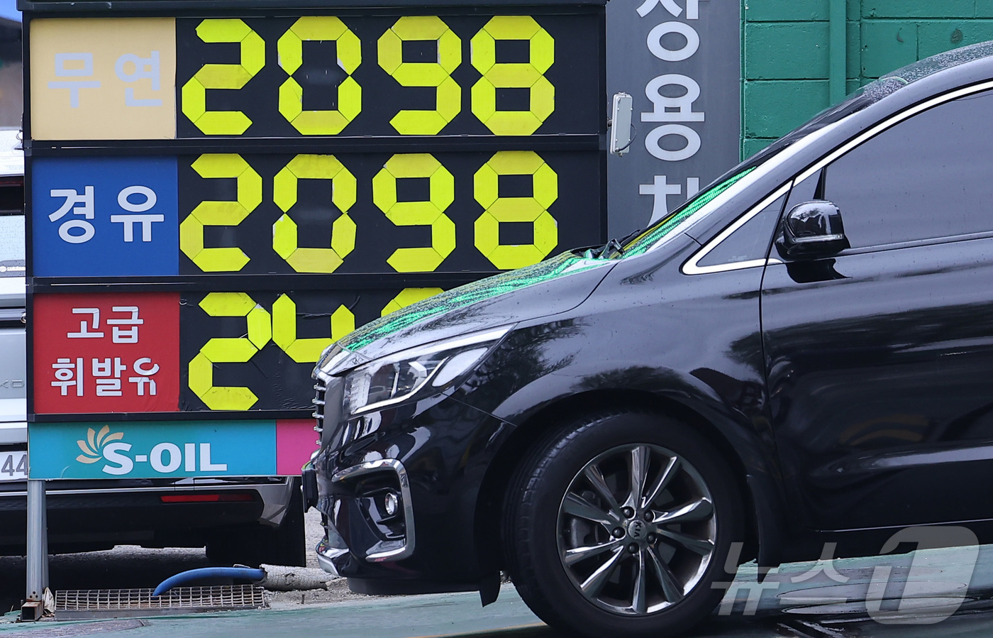 (서울=뉴스1) 김성진 기자 = 중동 전쟁 영향으로 국내 기름값이 지속 상승하면서 서울 경유 평균 가격이 2000원을 돌파했다. 2차 석유 최고가격제가 시행된 후 14일 만에 16 …