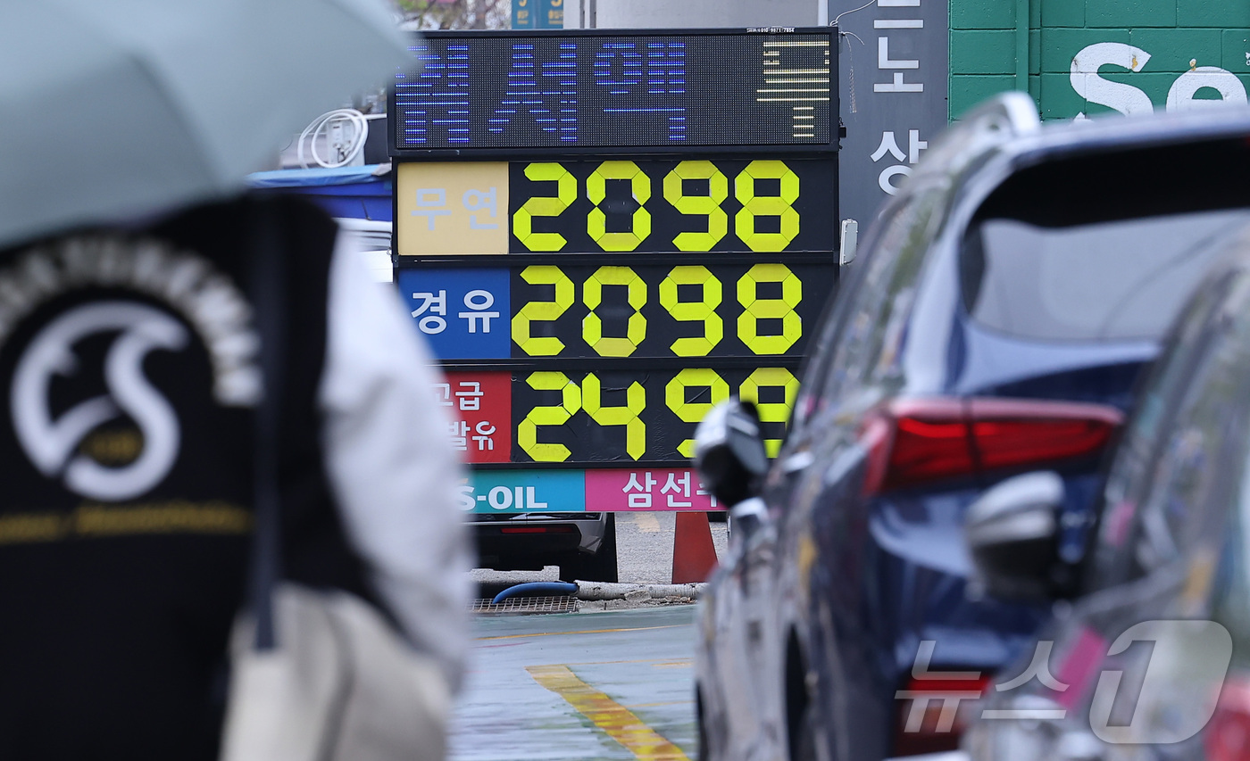 (서울=뉴스1) 김성진 기자 = 중동 전쟁 영향으로 국내 기름값이 지속 상승하면서 서울 경유 평균 가격이 2000원을 돌파했다. 2차 석유 최고가격제가 시행된 후 14일 만에 16 …