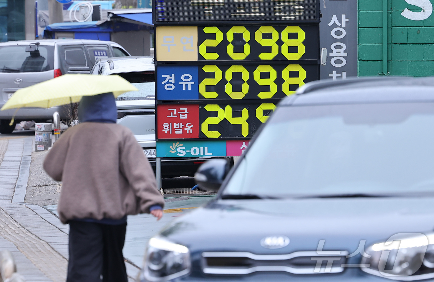 (서울=뉴스1) 김성진 기자 = 중동 전쟁 영향으로 국내 기름값이 지속 상승하면서 서울 경유 평균 가격이 2000원을 돌파했다. 2차 석유 최고가격제가 시행된 후 14일 만에 16 …