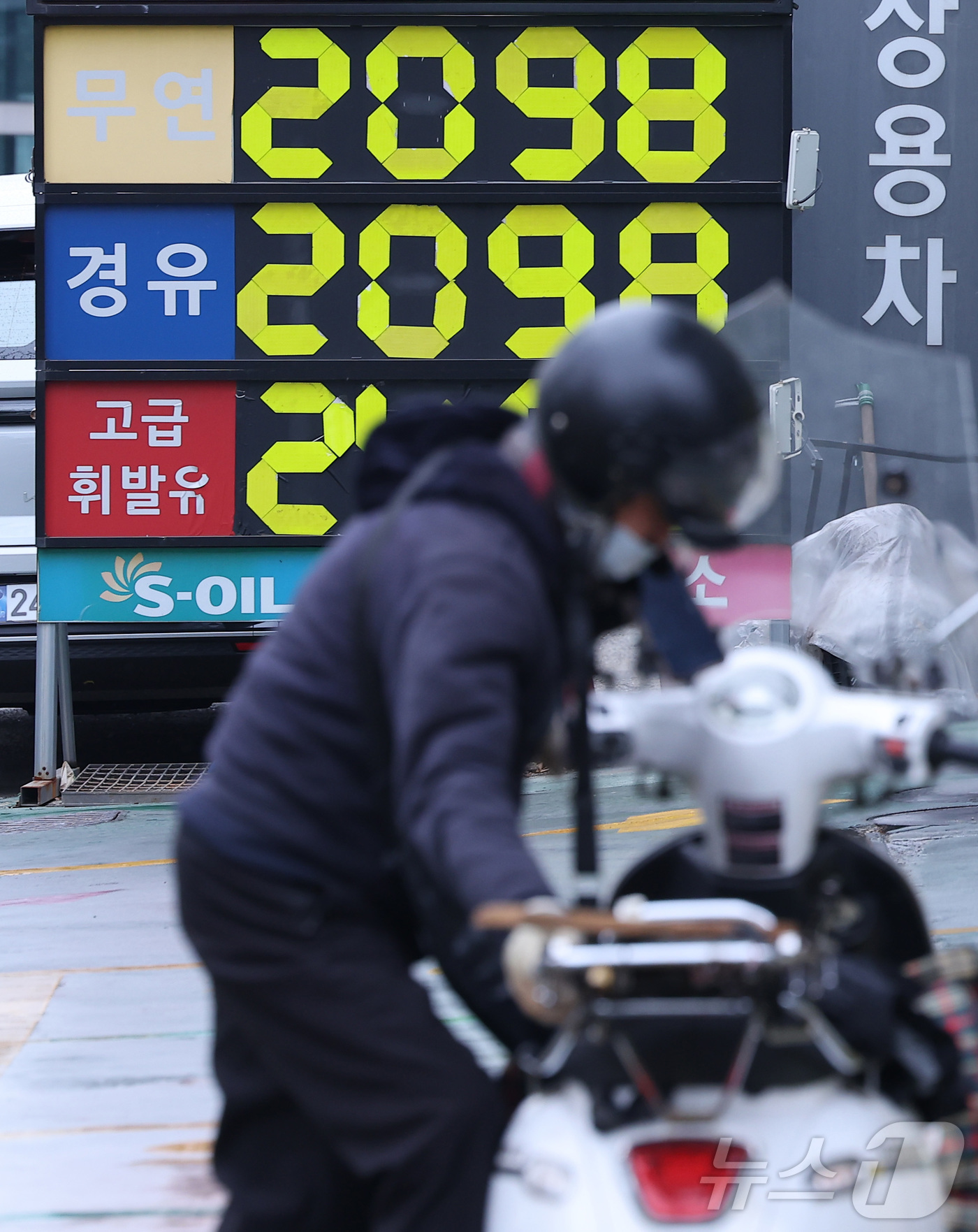 (서울=뉴스1) 김성진 기자 = 중동 전쟁 영향으로 국내 기름값이 지속 상승하면서 서울 경유 평균 가격이 2000원을 돌파했다. 2차 석유 최고가격제가 시행된 후 14일 만에 16 …