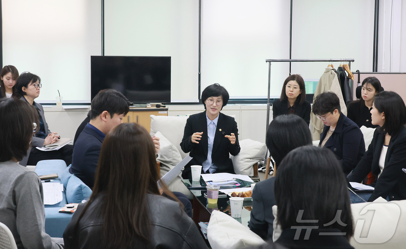 (서울=뉴스1) = 원민경 성평등가족부 장관이 9일 오전 정부서울청사 성평등가족부 기자실에서 열린 출입기자 정례브리핑에서 형사미성년자(촉법소년) 연령 문제 등 현안에 대해 설명하고 …