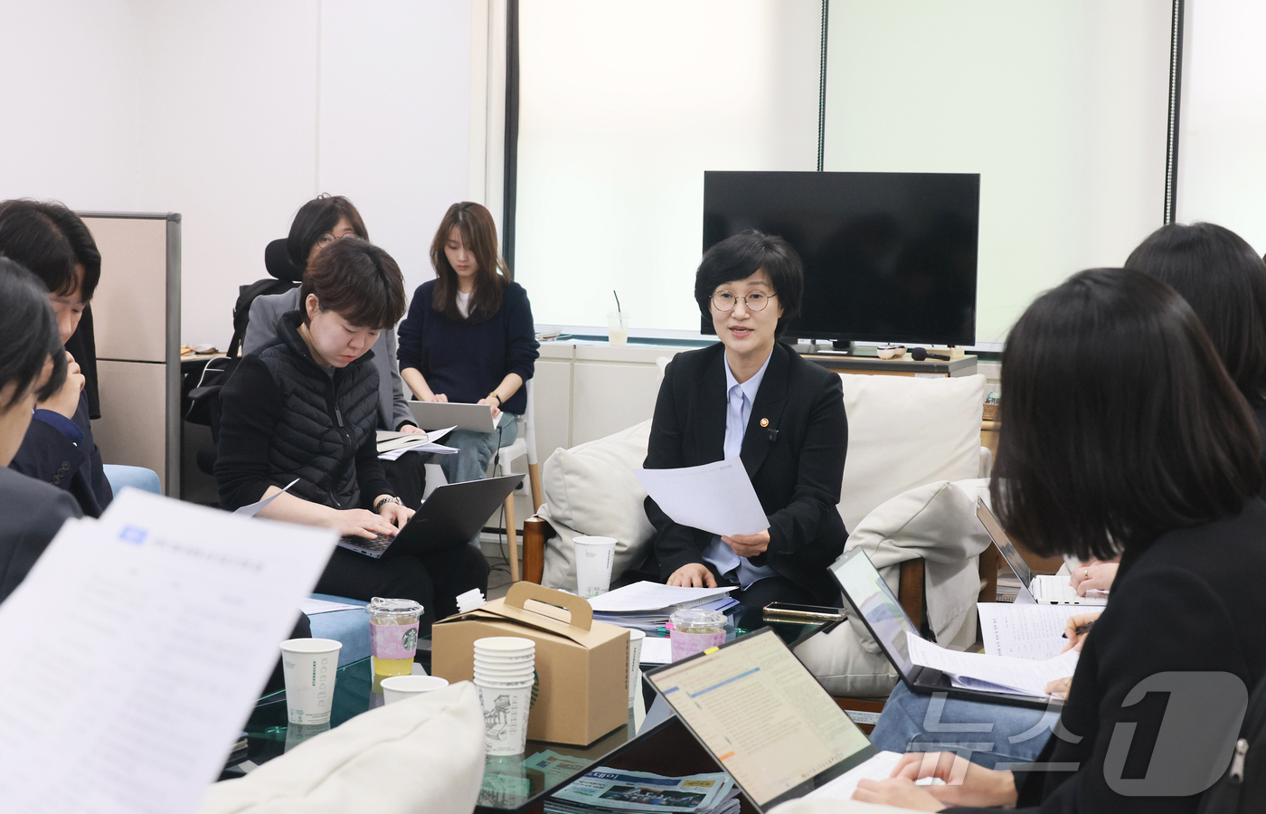 (서울=뉴스1) = 원민경 성평등가족부 장관이 9일 오전 정부서울청사 성평등가족부 기자실에서 열린 출입기자 정례브리핑에서 형사미성년자(촉법소년) 연령 문제 등 현안에 대해 설명하고 …