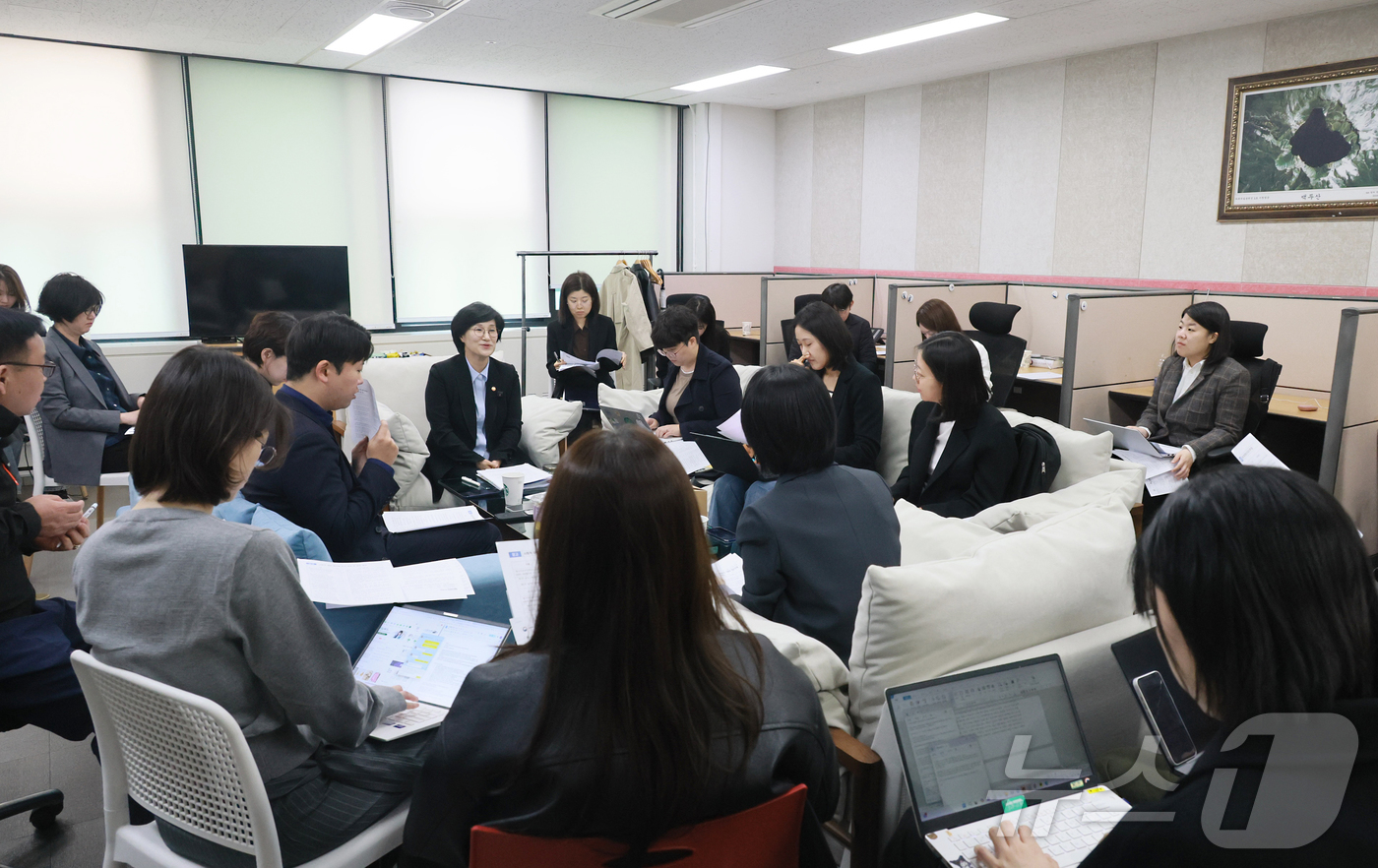 (서울=뉴스1) = 원민경 성평등가족부 장관이 9일 오전 정부서울청사 성평등가족부 기자실에서 열린 출입기자 정례브리핑에서 형사미성년자(촉법소년) 연령 문제 등 현안에 대해 설명하고 …