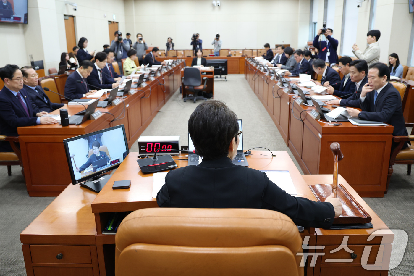 (서울=뉴스1) 신웅수 기자 = 임이자 위원장이 9일 서울 여의도 국회에서 열린 재정경제기획위원회 전체회의에서 한국은행 총재후보자(신현송) 인사청문요청안을 의결하고 있다. 2026 …