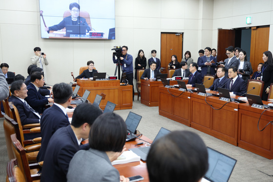 의사봉 두드리는 임이자 위원장