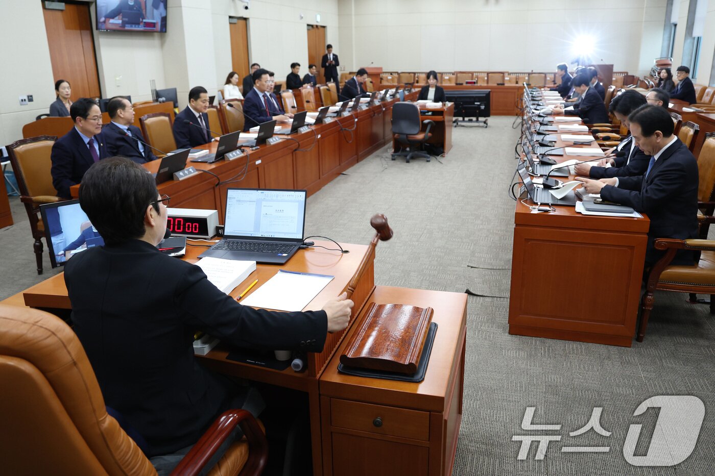 본문 이미지 - 임이자 위원장이 9일 서울 여의도 국회에서 열린 재정경제기획위원회 전체회의에서 한국은행 총재후보자(신현송) 인사청문요청안을 의결하고 있다. 2026.4.9 ⓒ 뉴스1 신웅수 기자