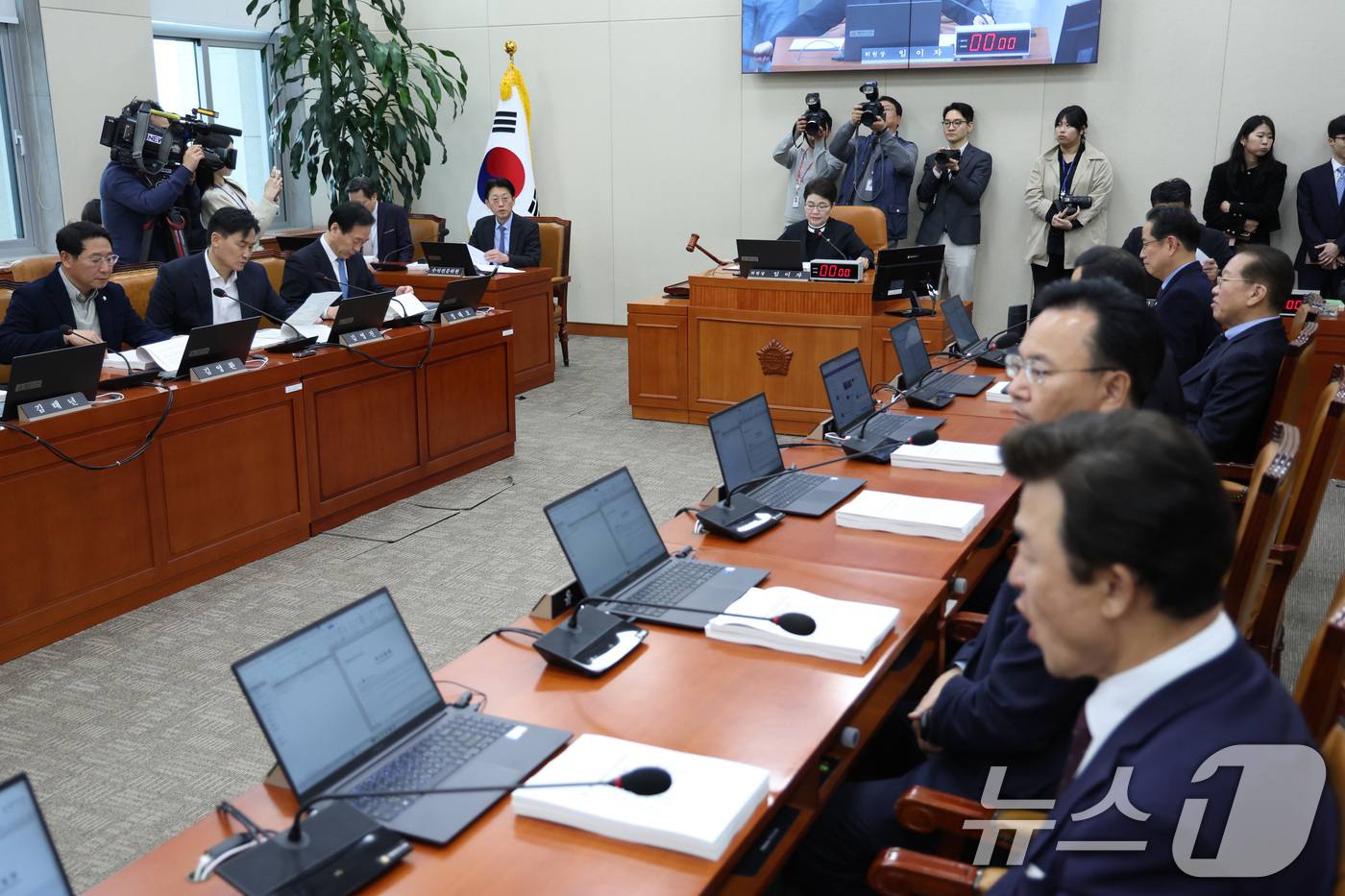 (서울=뉴스1) 신웅수 기자 = 임이자 위원장이 9일 서울 여의도 국회에서 열린 재정경제기획위원회 전체회의에서 한국은행 총재후보자(신현송) 인사청문요청안을 의결하고 있다. 2026 …