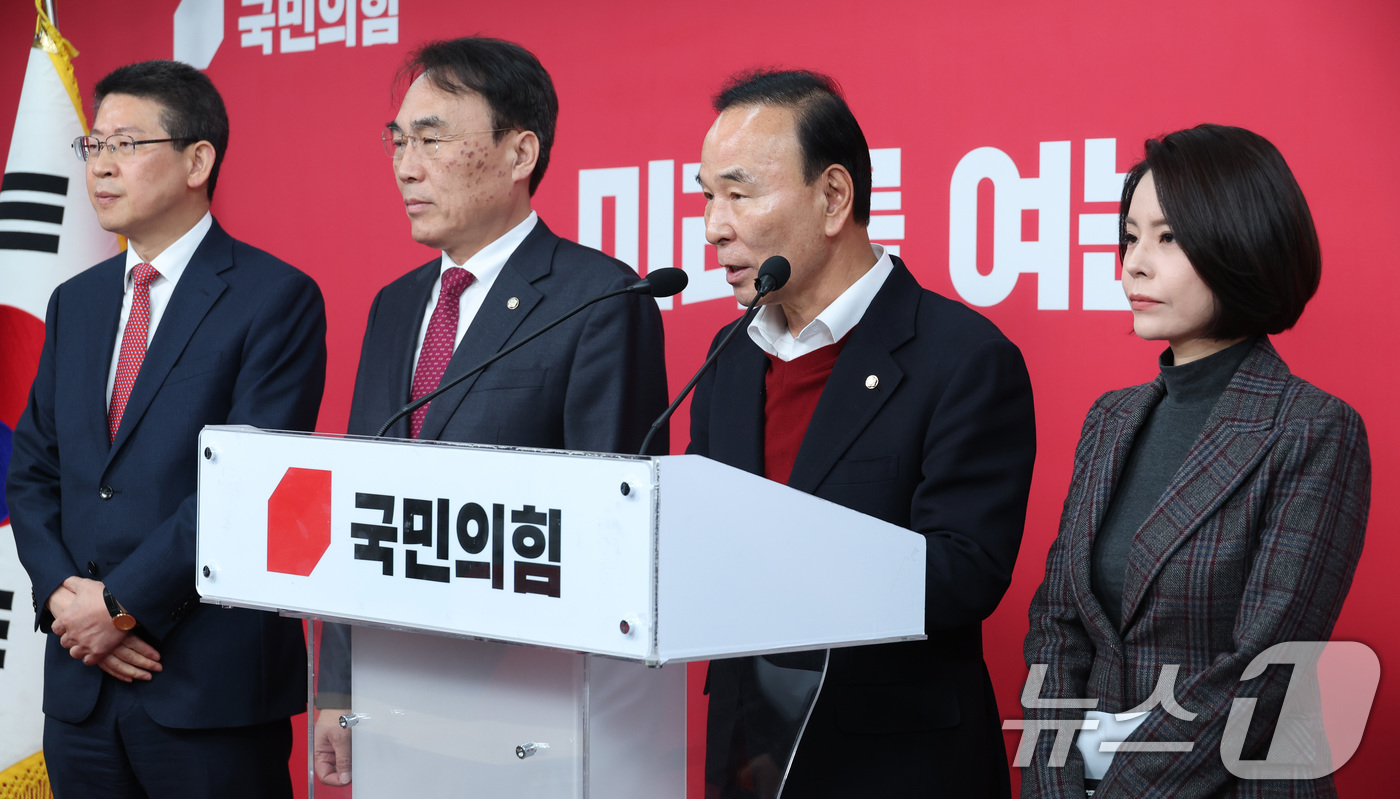 (서울=뉴스1) 신웅수 기자 = 박덕흠 국민의힘 공천관리위원장은 9일 서울 여의도 국회 당사에서 회의 결과 브리핑을 하고 있다. 2026.4.9/뉴스1