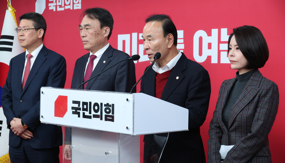 공관위 회의 결과 브리핑하는 박덕흠