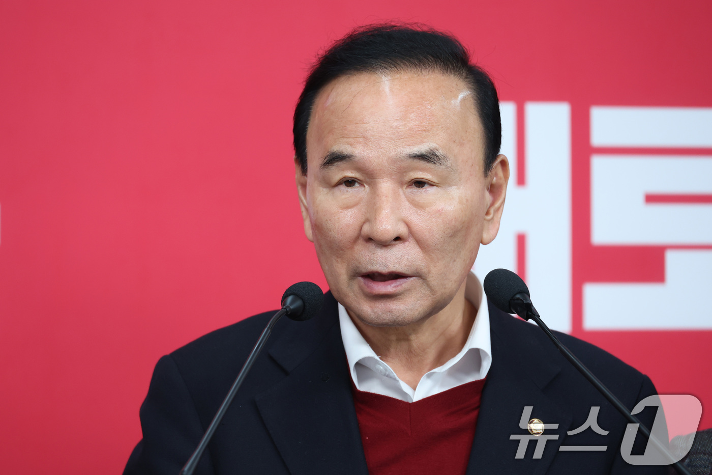 (서울=뉴스1) 신웅수 기자 = 박덕흠 국민의힘 공천관리위원장은 9일 서울 여의도 국회 당사에서 회의 결과 브리핑을 하고 있다. 2026.4.9/뉴스1