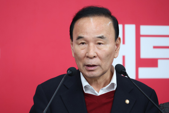 브리핑하는 박덕흠 공관위원장