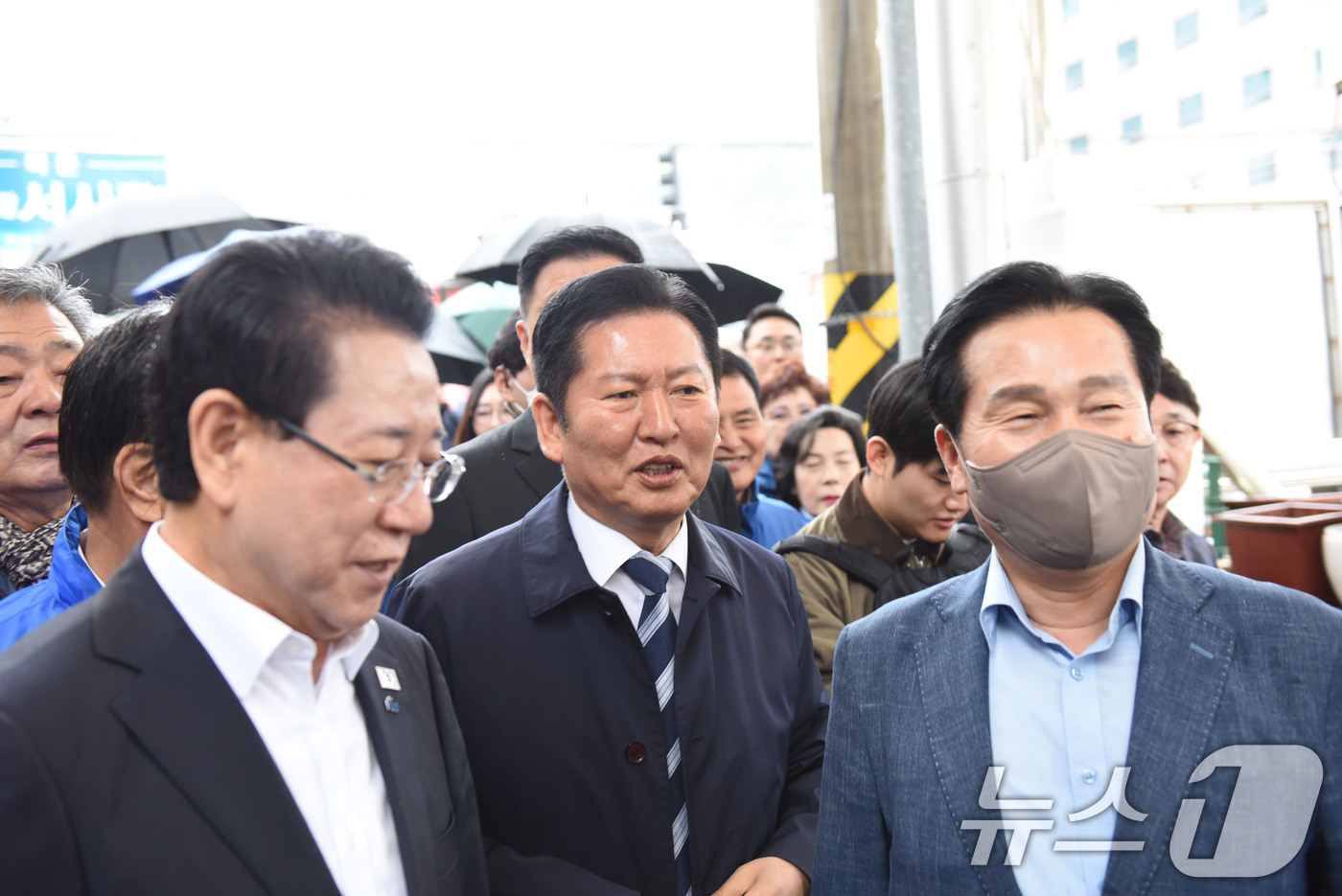 (여수=뉴스1) 김성준 기자 = 정청래 더불어민주당 당대표가 9일 여수 서시장을 방문해 시장 상인들과 인사를 나누고 있다.  2026.4.9/뉴스1