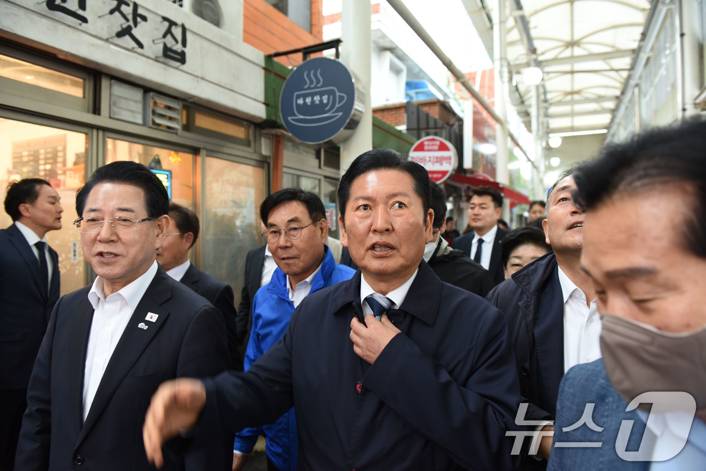 (여수=뉴스1) 김성준 기자 = 정청래 더불어민주당 당대표가 9일 여수 서시장을 방문해 김영록 전남광주특별시장 후보와 시장 아카이드에 대한 이야기를 나누고 있다.  2026.4.9 …