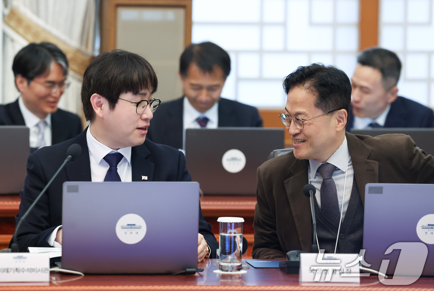 (서울=뉴스1) 허경 기자 = 하정우 AI미래기획수석과 김정우 국정상황실장이 9일 청와대에서 열린 수석보좌관회의에서 대화하고 있다. 2026.4.9/뉴스1