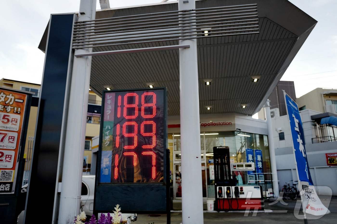 (도쿄 AFP=뉴스1) 윤다정 기자 = 3월 14일 일본 도쿄의 한 주유소 가판에 휘발유 가격이 표시돼 있다. 교도통신은 일본 정부가 5월 중 국가 비축유 20일분을 추가 방출하는 …