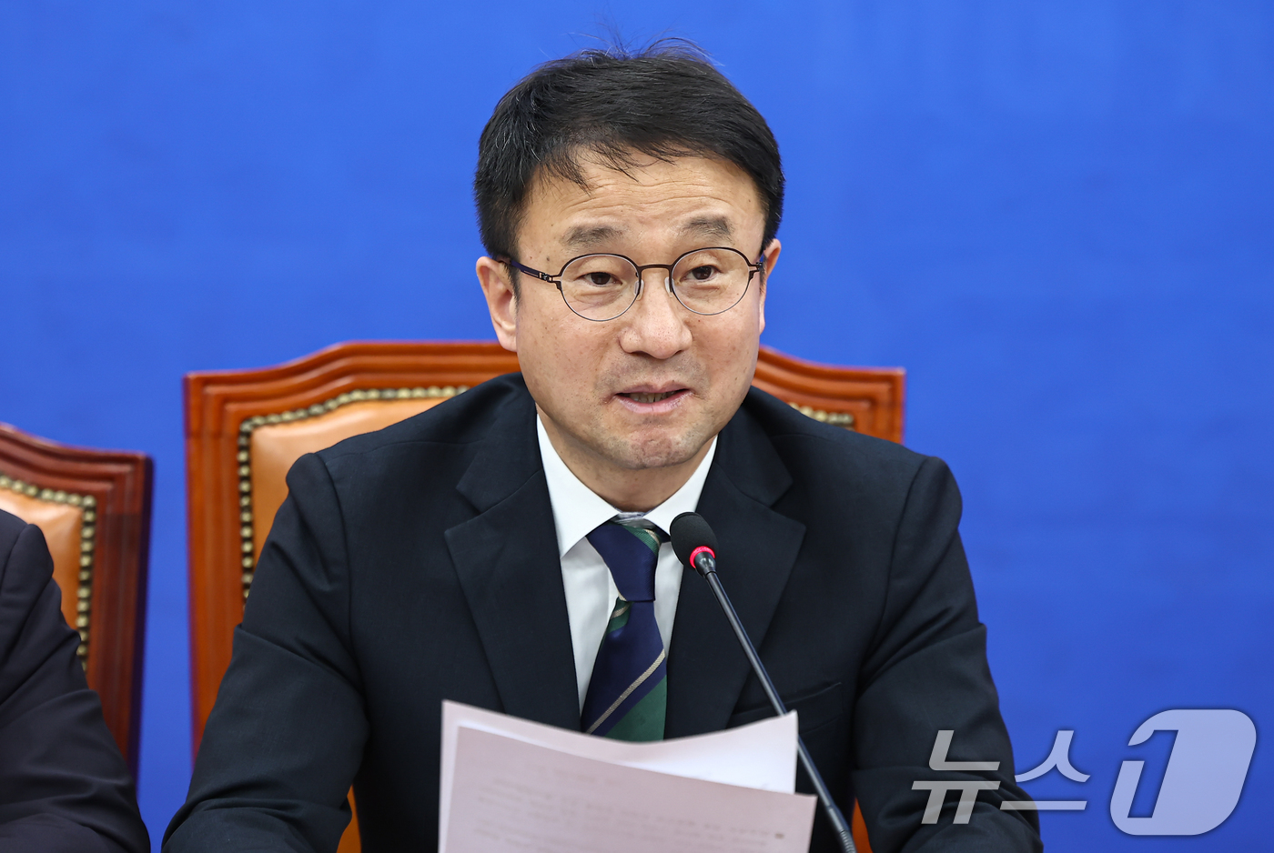 (서울=뉴스1) 김도우 기자 = 한병도 더불어민주당 원내대표가 9일 서울 여의도 국회에서 열린 착!붙 공약 프로젝트 4호·5호 공약 발표에서 인사말을 하고 있다. 2026.4.9/ …