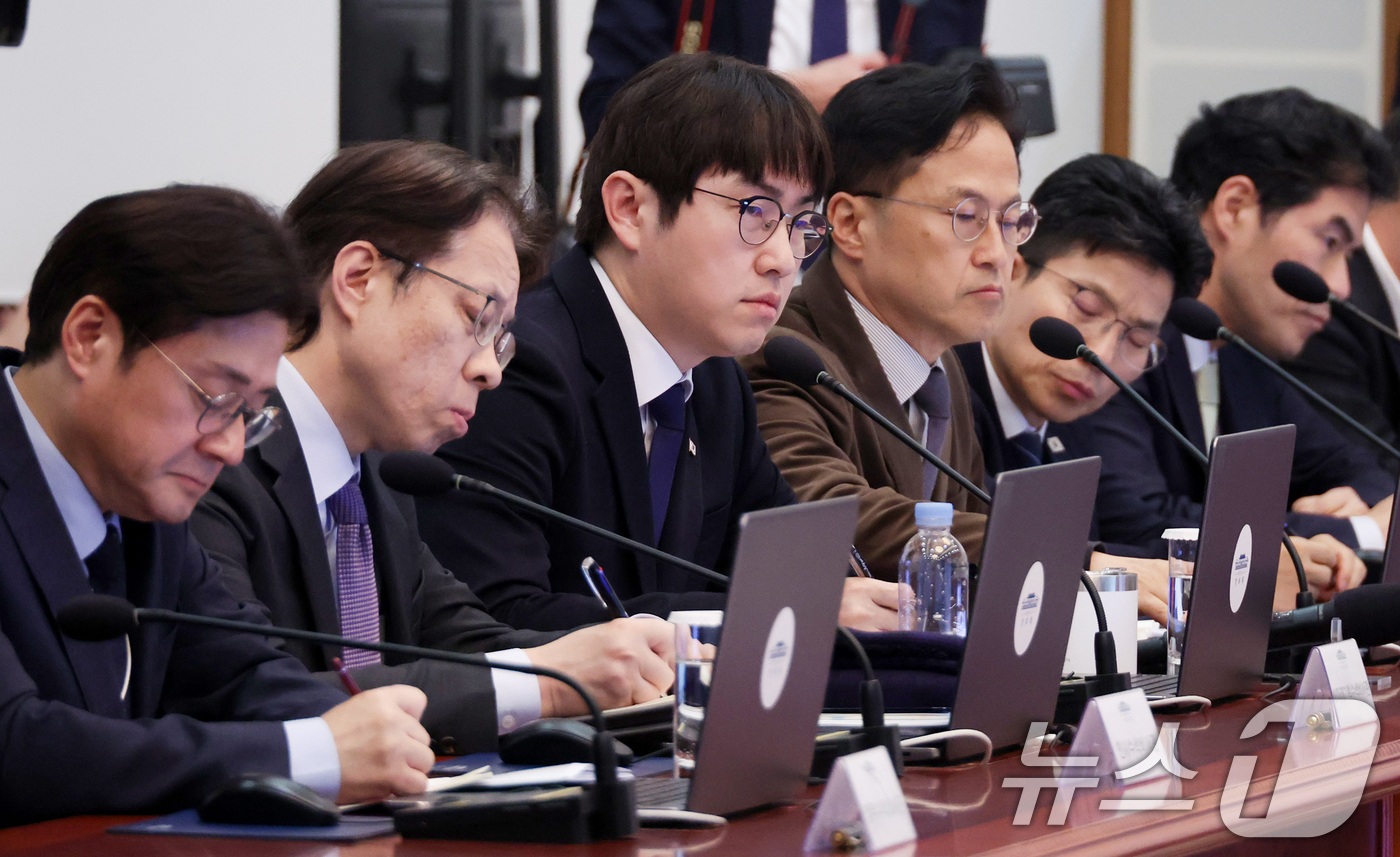 (서울=뉴스1) 허경 기자 = 하정우 AI미래기획수석이 9일 청와대에서 열린 수석보좌관회의에서 이재명 대통령의 발언을 경청하고 있다. 2026.4.9/뉴스1