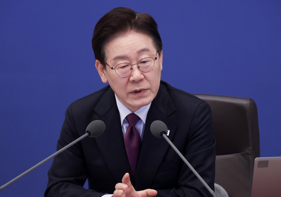 李대통령 "공무원 추가근무 인정 못받는 것 이상해…개선책 마련"