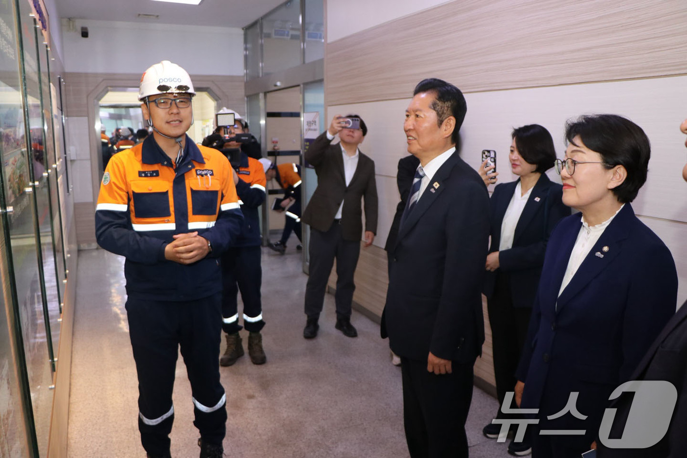 (여수=뉴스1) 김성준 기자 = 정청래 더불어민주당 당대표가 9일 광양제철소를 방문해 관계자들에게 설명을 듣고 있다.  2026.4.9/뉴스1