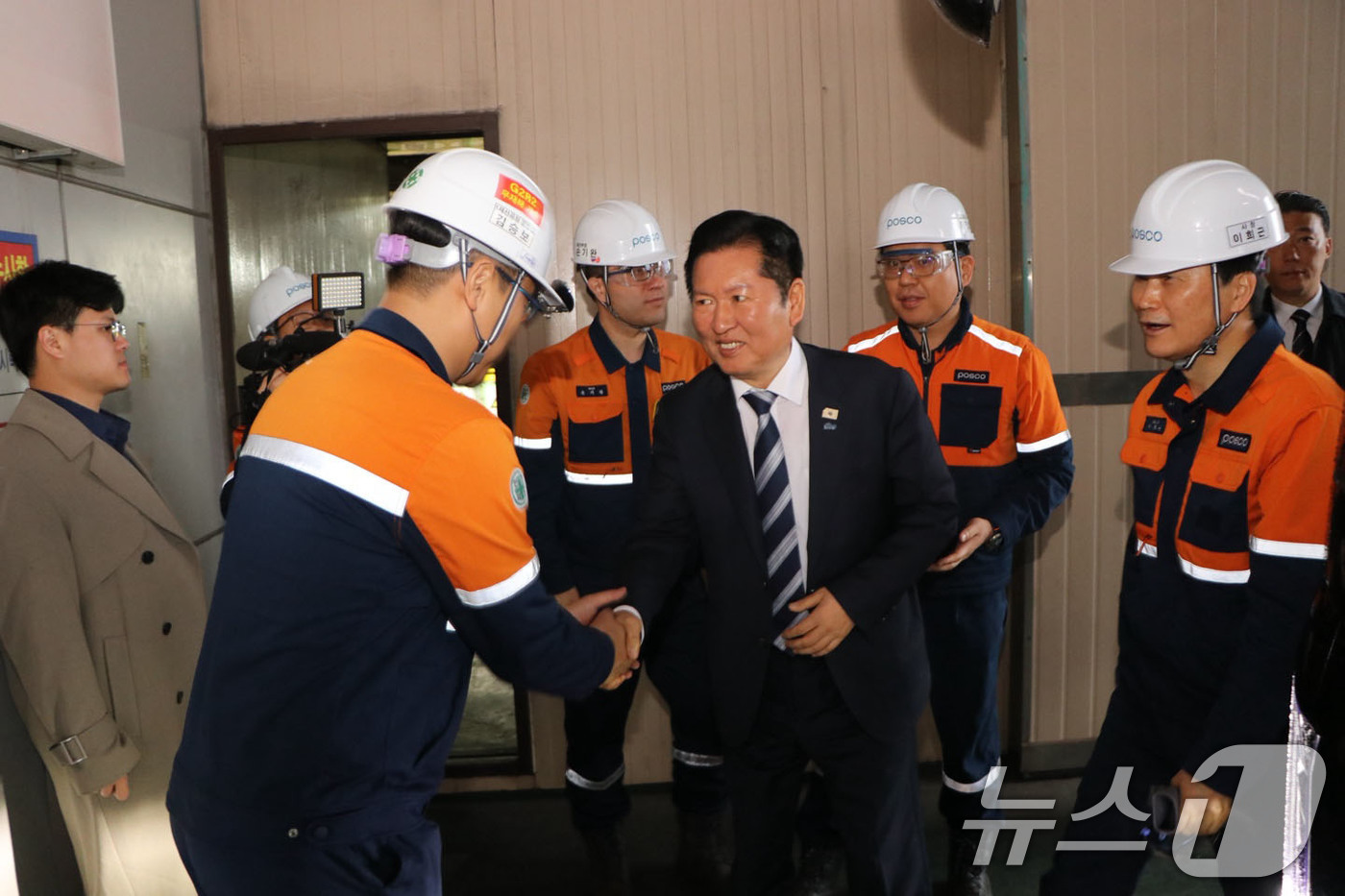 (여수=뉴스1) 김성준 기자 = 정청래 더불어민주당 당대표가 9일 광양제철소를 방문해 관계자들과 악수를 나누고 있다.  2026.4.9/뉴스1