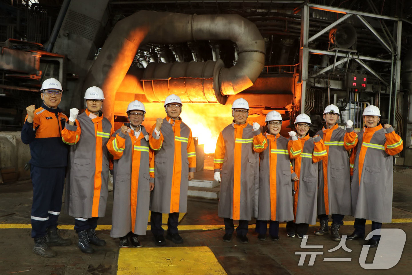(여수=뉴스1) 김성준 기자 = 정청래 더불어민주당 당대표가 9일 광양제철소를 방문해 기념사진을 촬영하고 있다.  2026.4.9/뉴스1