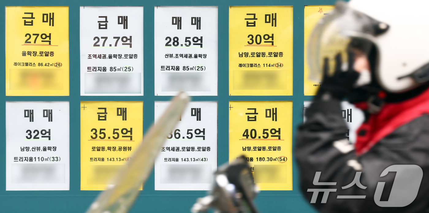 (서울=뉴스1) 최지환 기자 = 다주택자 양도소득세 중과 유예 종료 시점이 다가오면서 매도 압력이 커지고 있는 9일 서울 송파구의 한 부동산에 급매 안내문이 붙어 있다.한국부동산원 …