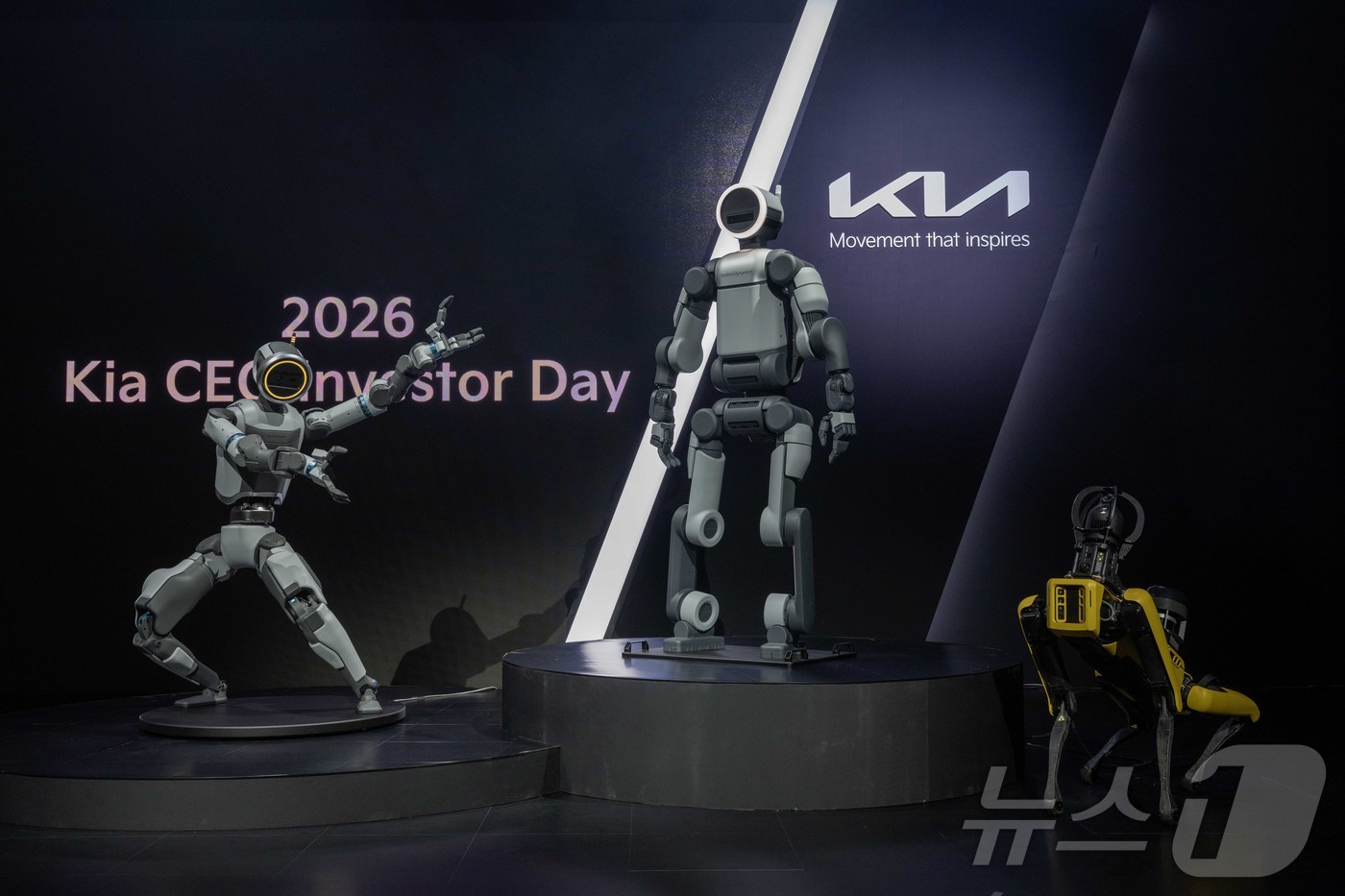 (서울=뉴스1) = 9일 서울 중구 신라호텔에서 열린 2026 기아 인베스터 데이에 보스턴다이나믹스 차세대 휴머노이드 아틀라스와 4족 보행 로봇 스팟이 놓여있다. (현대차·기아 제 …