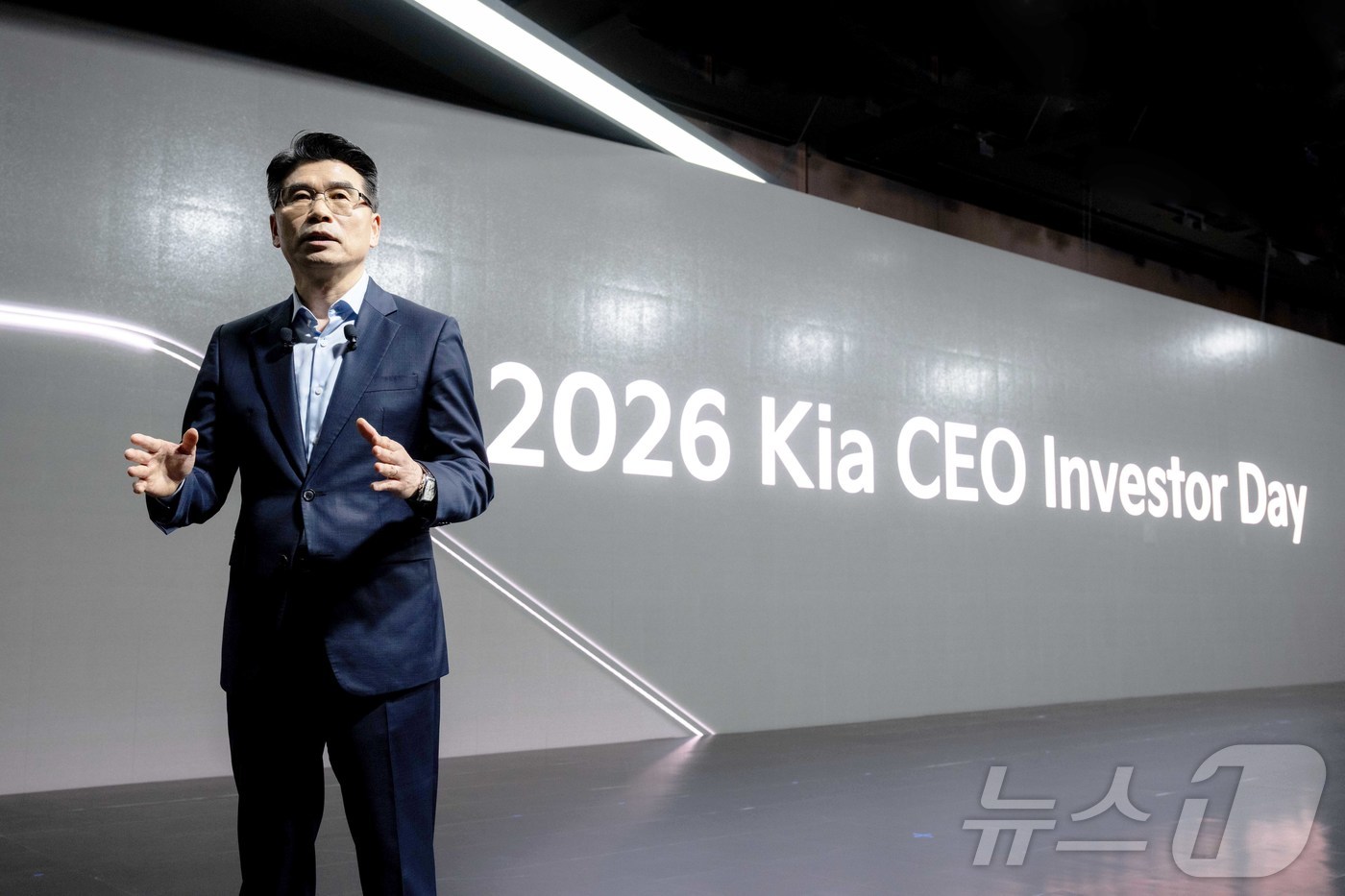 (서울=뉴스1) = 송호성 기아 사장이 9일 서울 중구 신라호텔에서 열린 2026 CEO 인베스터 데이에서 기아의 중장기 사업 전략 등에 대해 설명하고 있다. (현대차·기아 제공. …