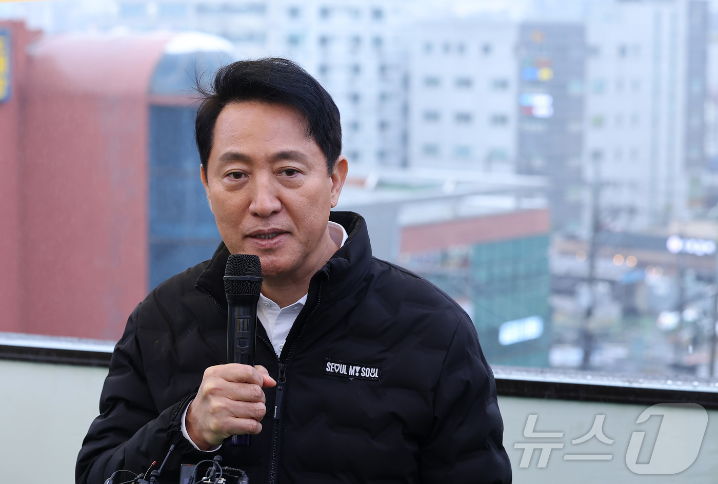 (서울=뉴스1) 김성진 기자 = 오세훈 서울시장이 9일 서울 동작구 신대방삼거리역 역세권 활성화사업구역을 현장 방문해 사업 설명을 들은 후 발언하고 있다. 2026.4.9/뉴스1