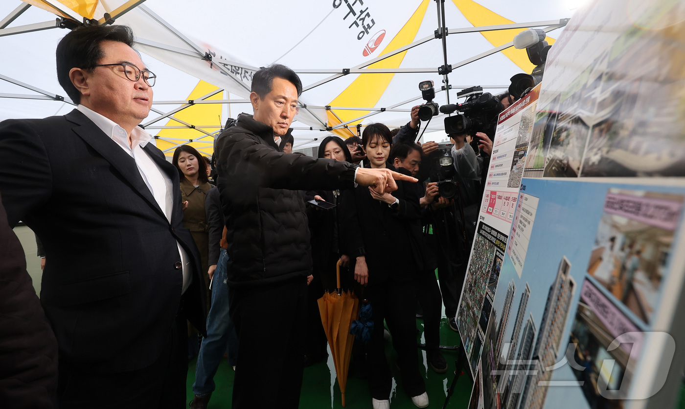 (서울=뉴스1) 김성진 기자 = 오세훈 서울시장이 9일 서울 동작구 신대방삼거리역 역세권 활성화사업구역을 현장 방문해 사업 설명을 듣고 있다. 2026.4.9/뉴스1