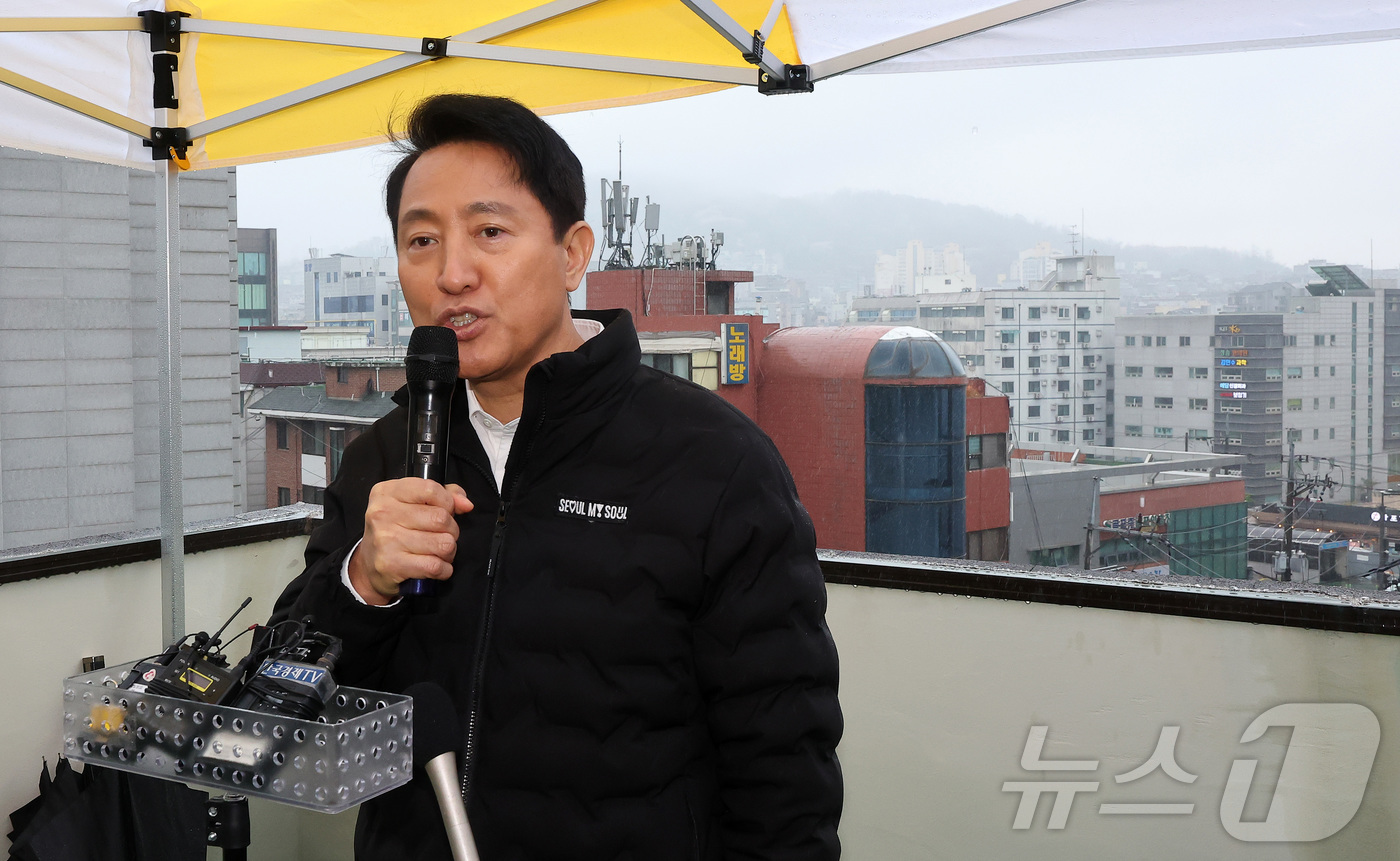 (서울=뉴스1) 김성진 기자 = 오세훈 서울시장이 9일 서울 동작구 신대방삼거리역 역세권 활성화사업구역을 현장 방문해 사업 설명을 들은 후 발언하고 있다. 2026.4.9/뉴스1