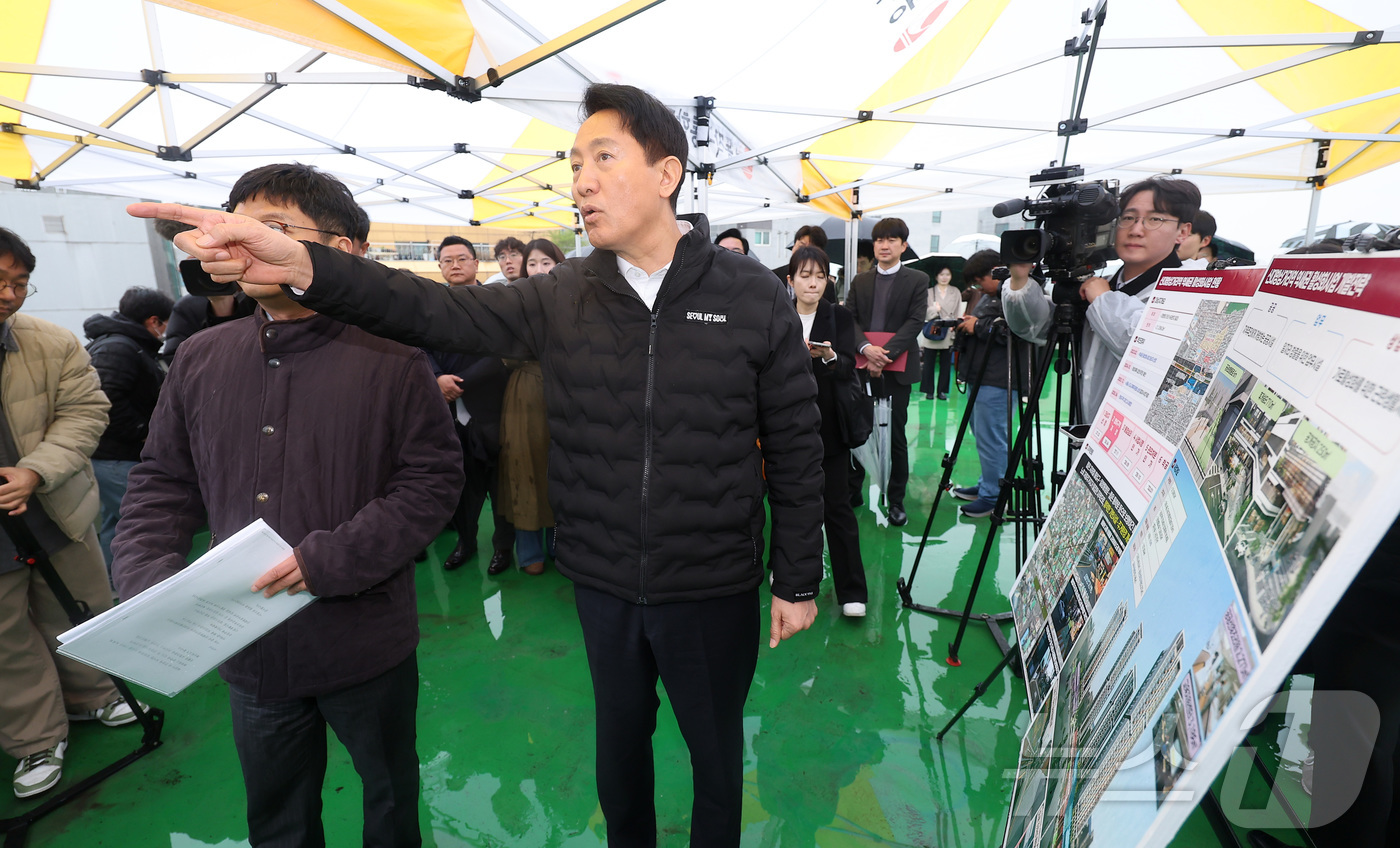 (서울=뉴스1) 김성진 기자 = 오세훈 서울시장이 9일 서울 동작구 신대방삼거리역 역세권 활성화사업구역을 현장 방문해 사업 설명을 듣고 있다. 2026.4.9/뉴스1