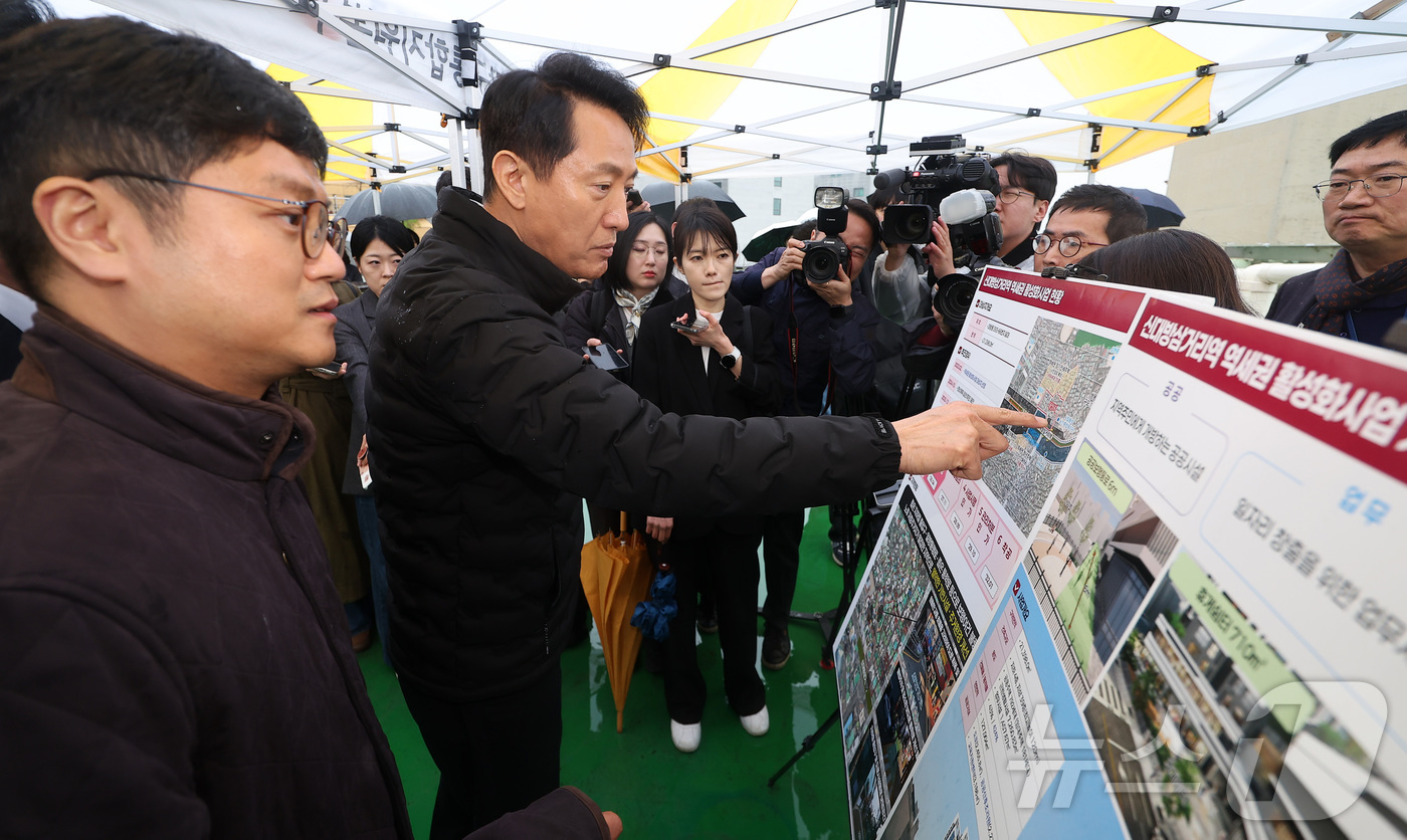 (서울=뉴스1) 김성진 기자 = 오세훈 서울시장이 9일 서울 동작구 신대방삼거리역 역세권 활성화사업구역을 현장 방문해 사업 설명을 듣고 있다. 2026.4.9/뉴스1