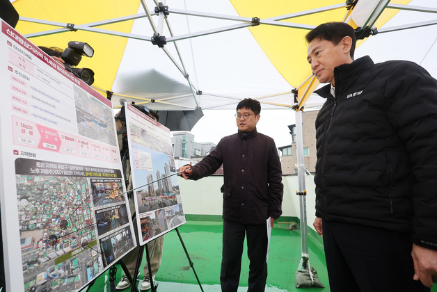 사업 설명 듣는 오세훈 서울시장