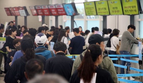 돌풍에 막힌 제주 하늘길…200여편 결항·체류객 3000여명(종합2보)